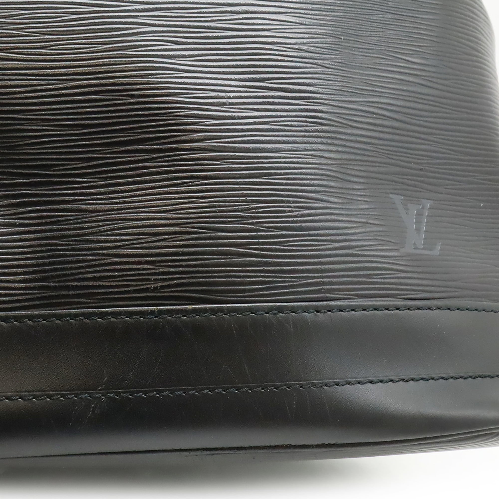 Louis Vuitton Black Noir Epi Leather Shoulder Bag (Pre-Owned)