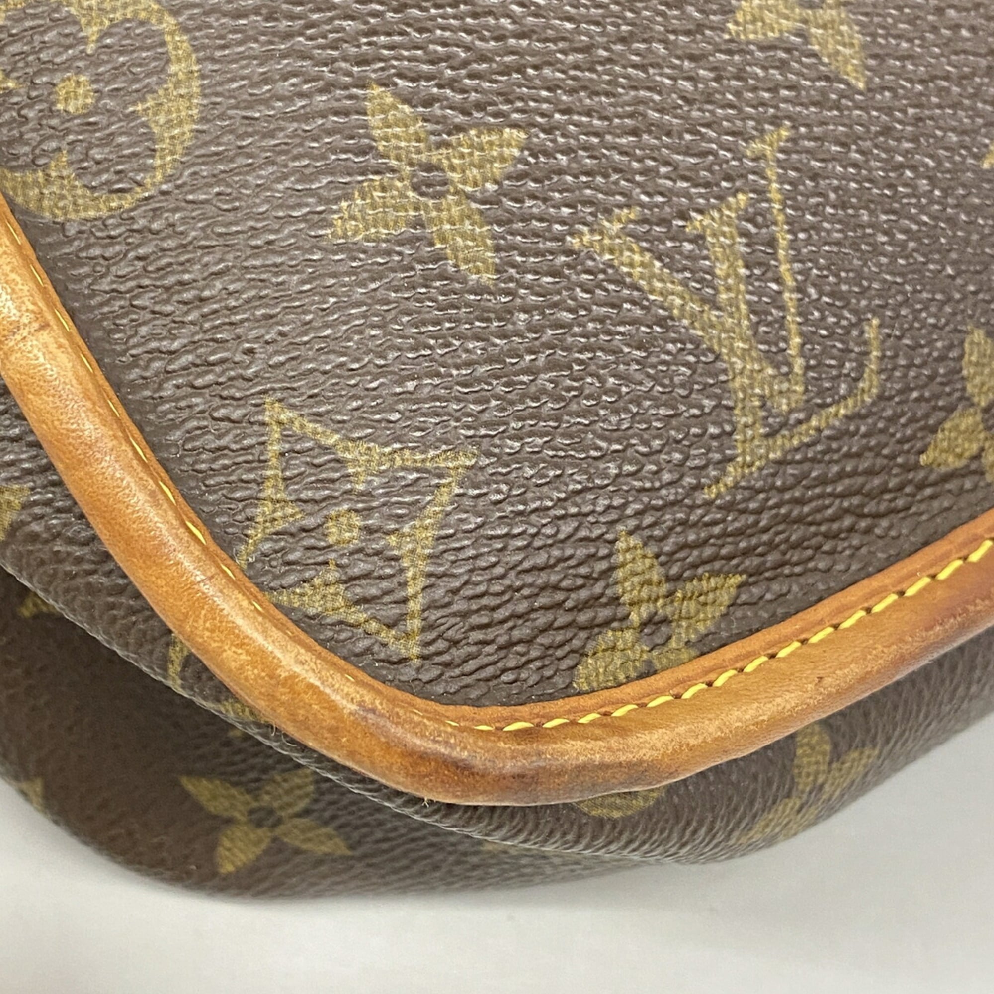 Louis Vuitton Brown Shoulder Bag (Pre-Owned)