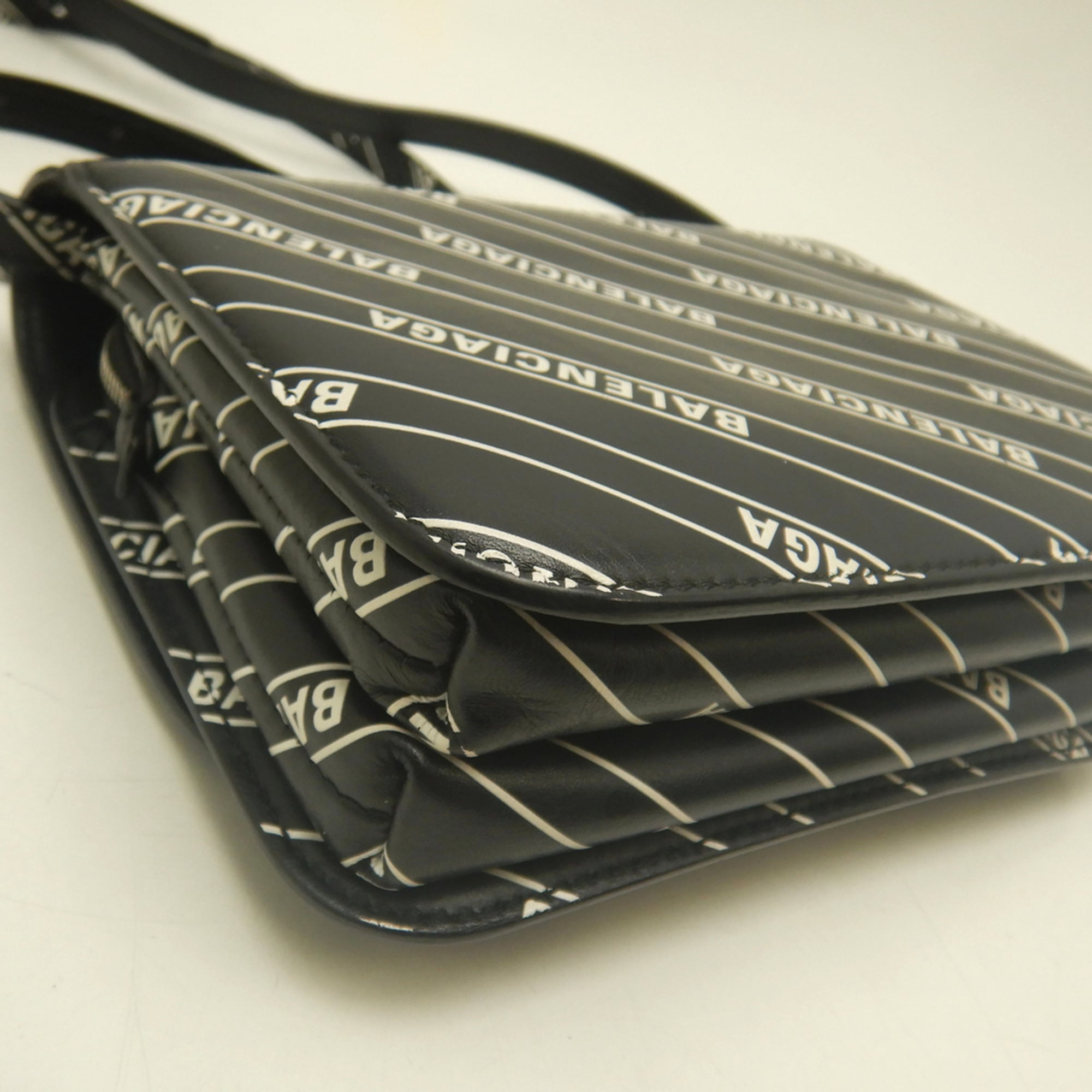 Balenciaga Black White Leather Shoulder Bag (Pre-Owned)