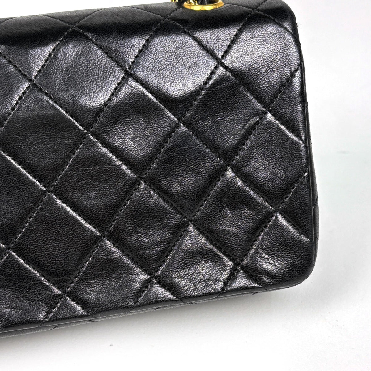 Chanel Black Leather Shoulder Bag (Pre-Owned)