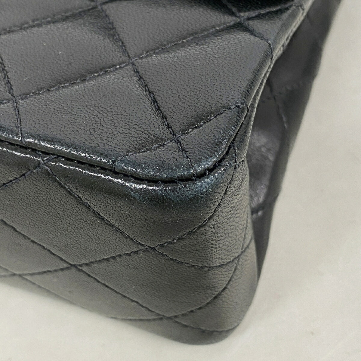 Chanel Black Leather Shoulder Bag (Pre-Owned)