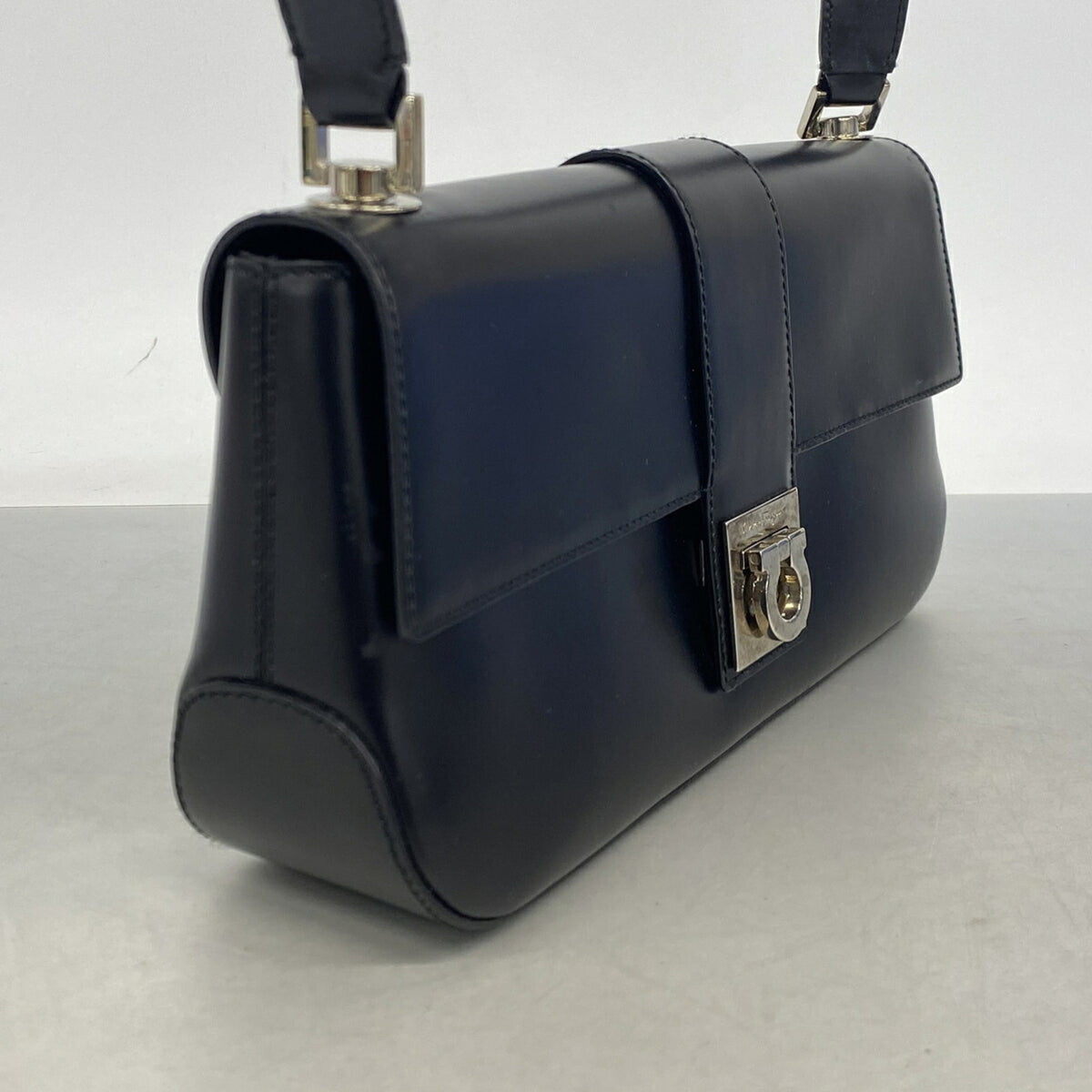 Salvatore Ferragamo Black Leather Shoulder Bag (Pre-Owned)