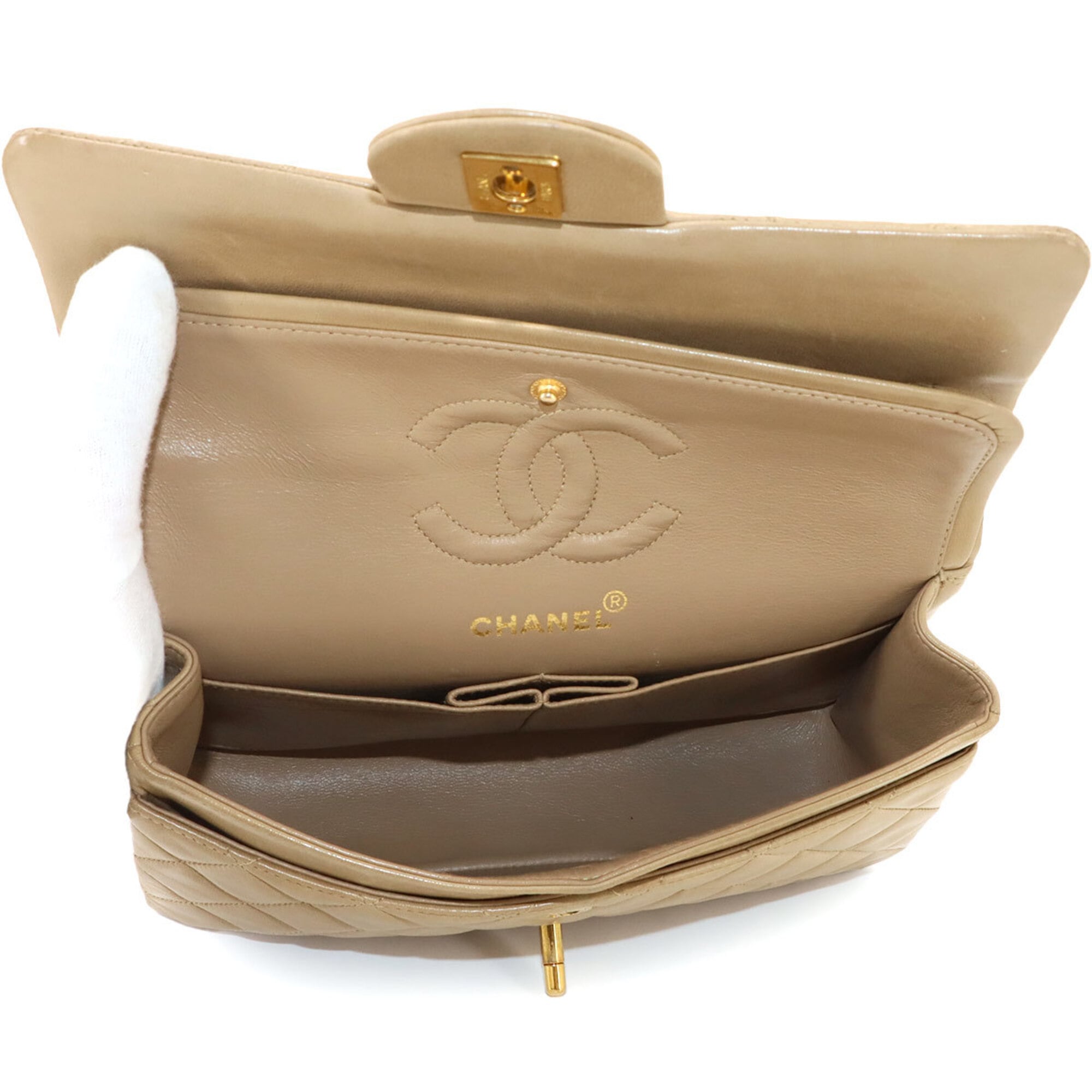 Chanel Beige Leather Shoulder Bag (Pre-Owned)