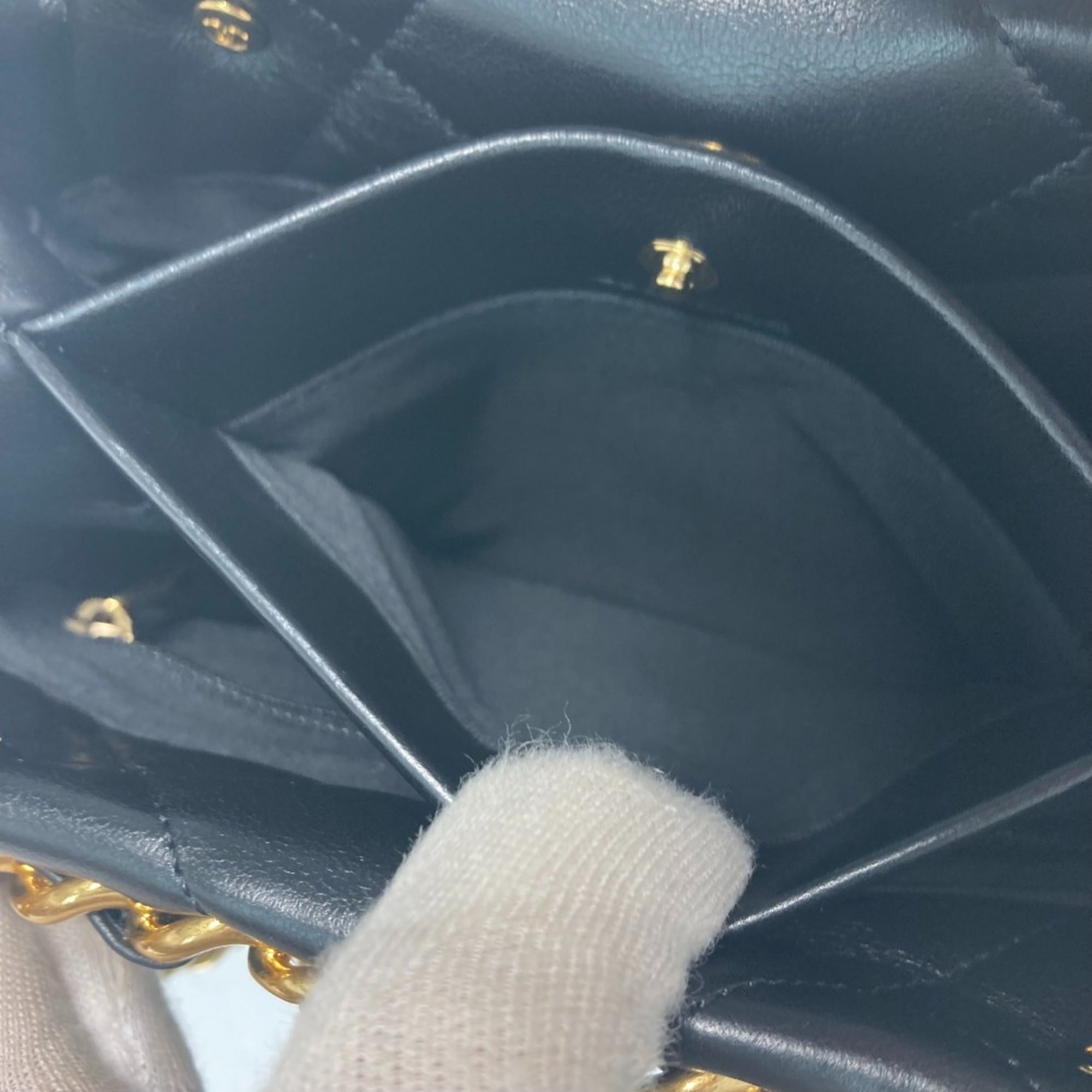 Chanel Black Leather Shoulder Bag (Pre-Owned)