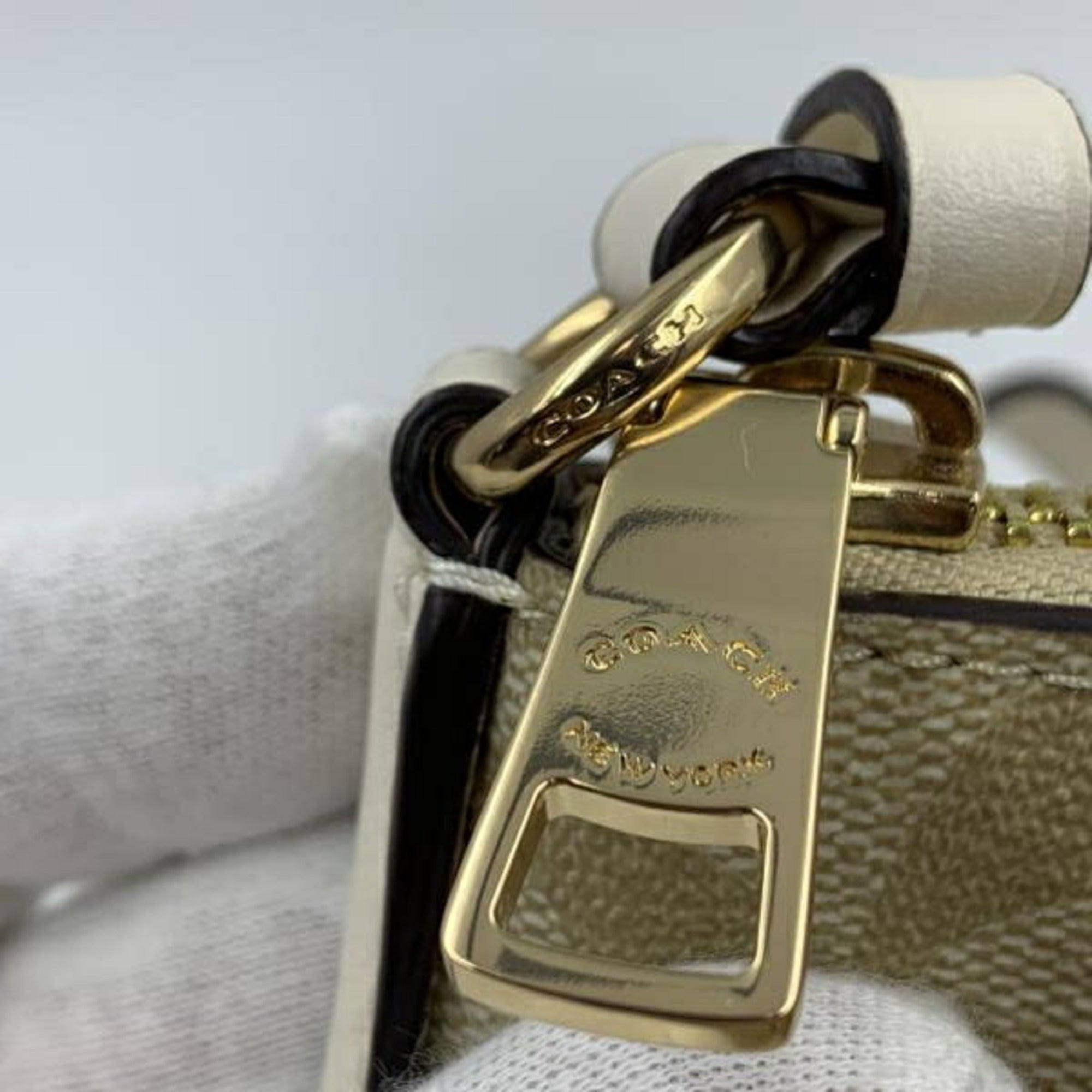 Coach Signature Khaki Shoulder Bag (Pre-Owned)