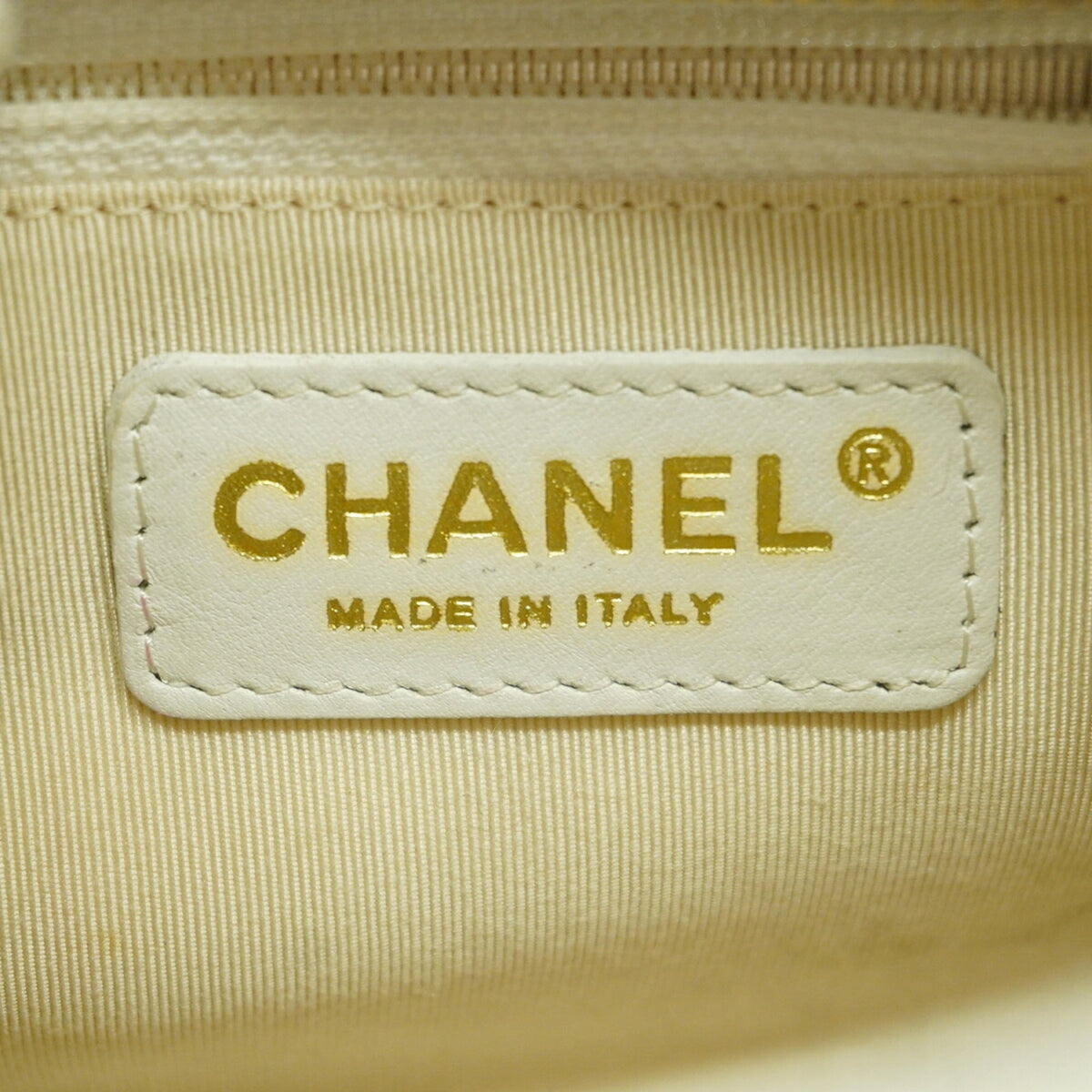 Chanel White Grained Calfskin Handbag (Pre-Owned)