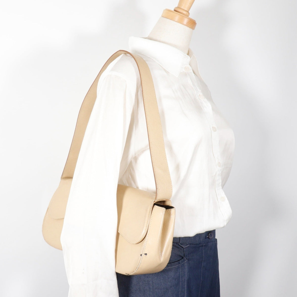Salvatore Ferragamo Gancini Beige Shoulder Bag (Pre-Owned)
