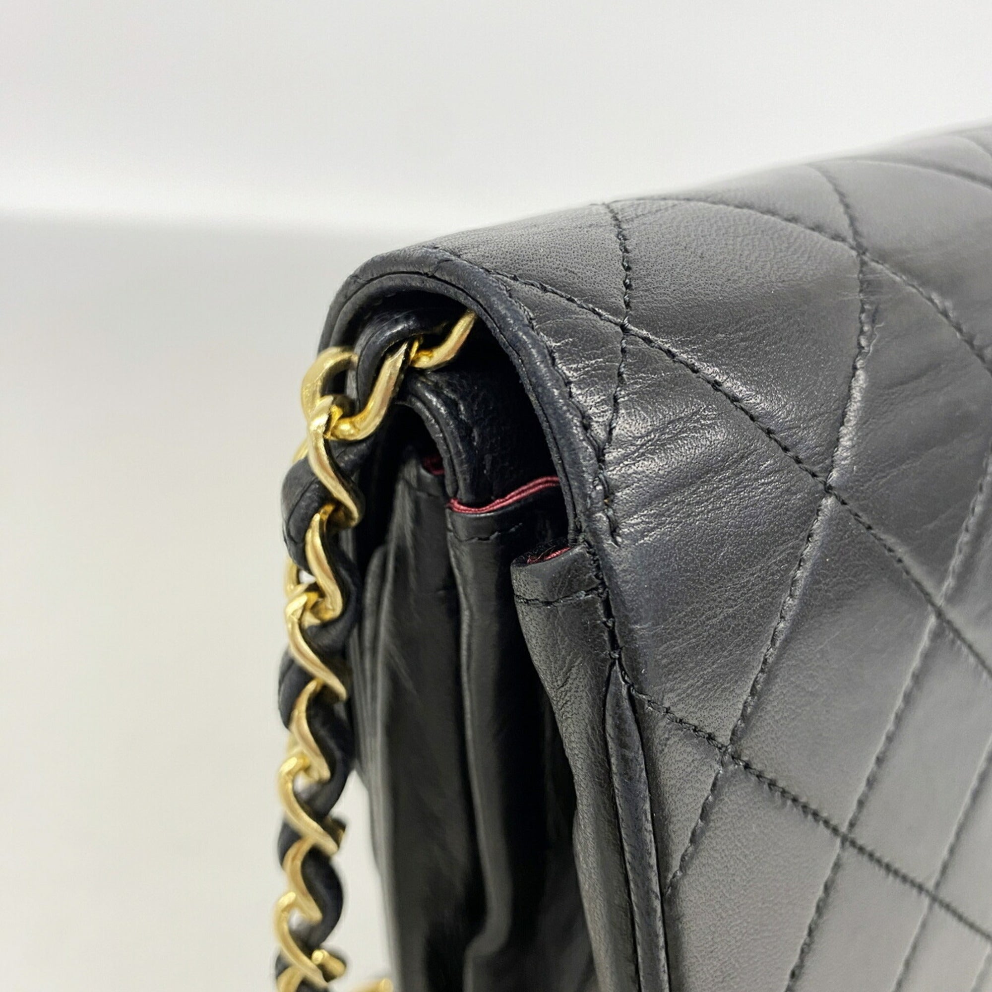 Chanel Black Leather Shoulder Bag (Pre-Owned)
