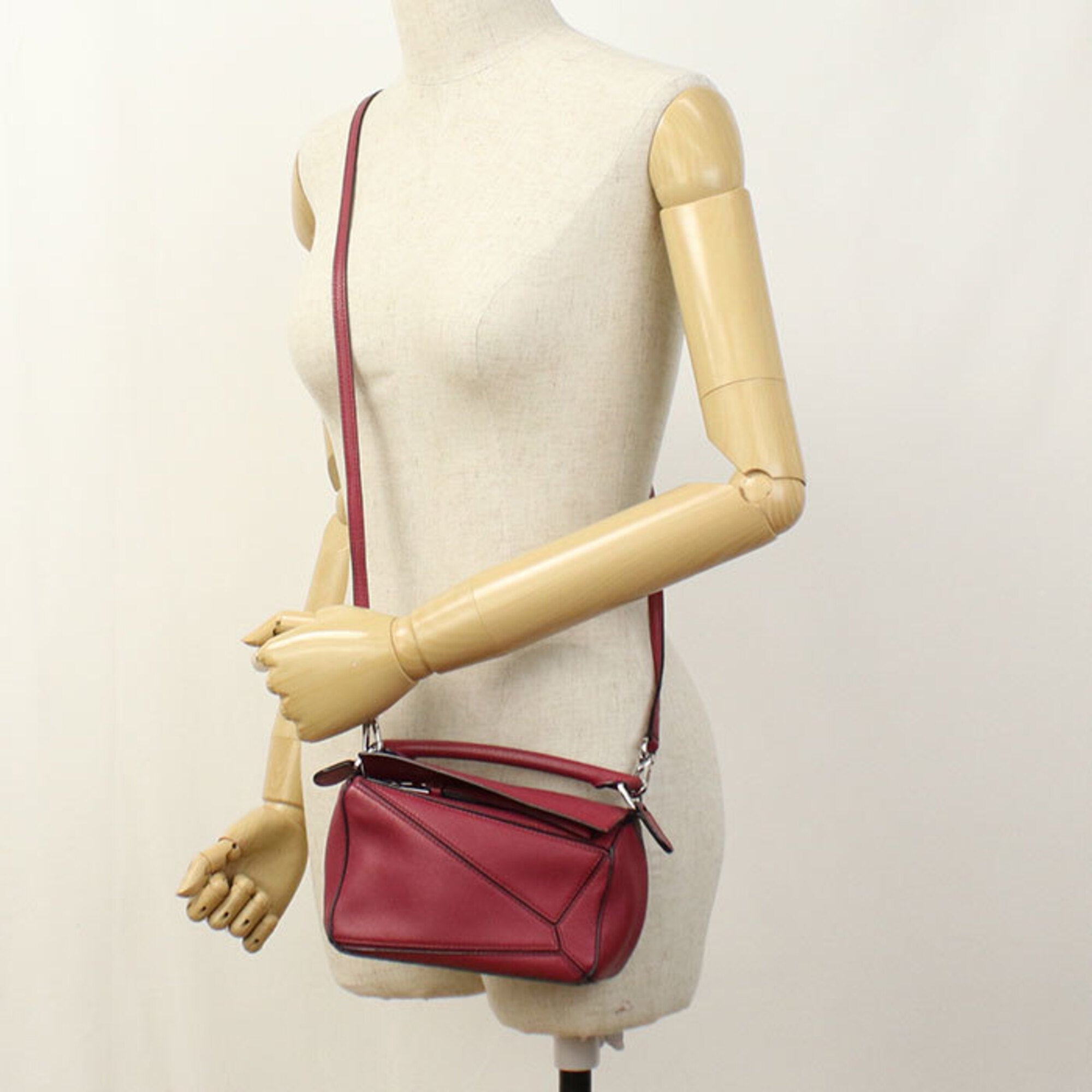 Loewe Red Color Leather Shoulder Bag (Pre-Owned)