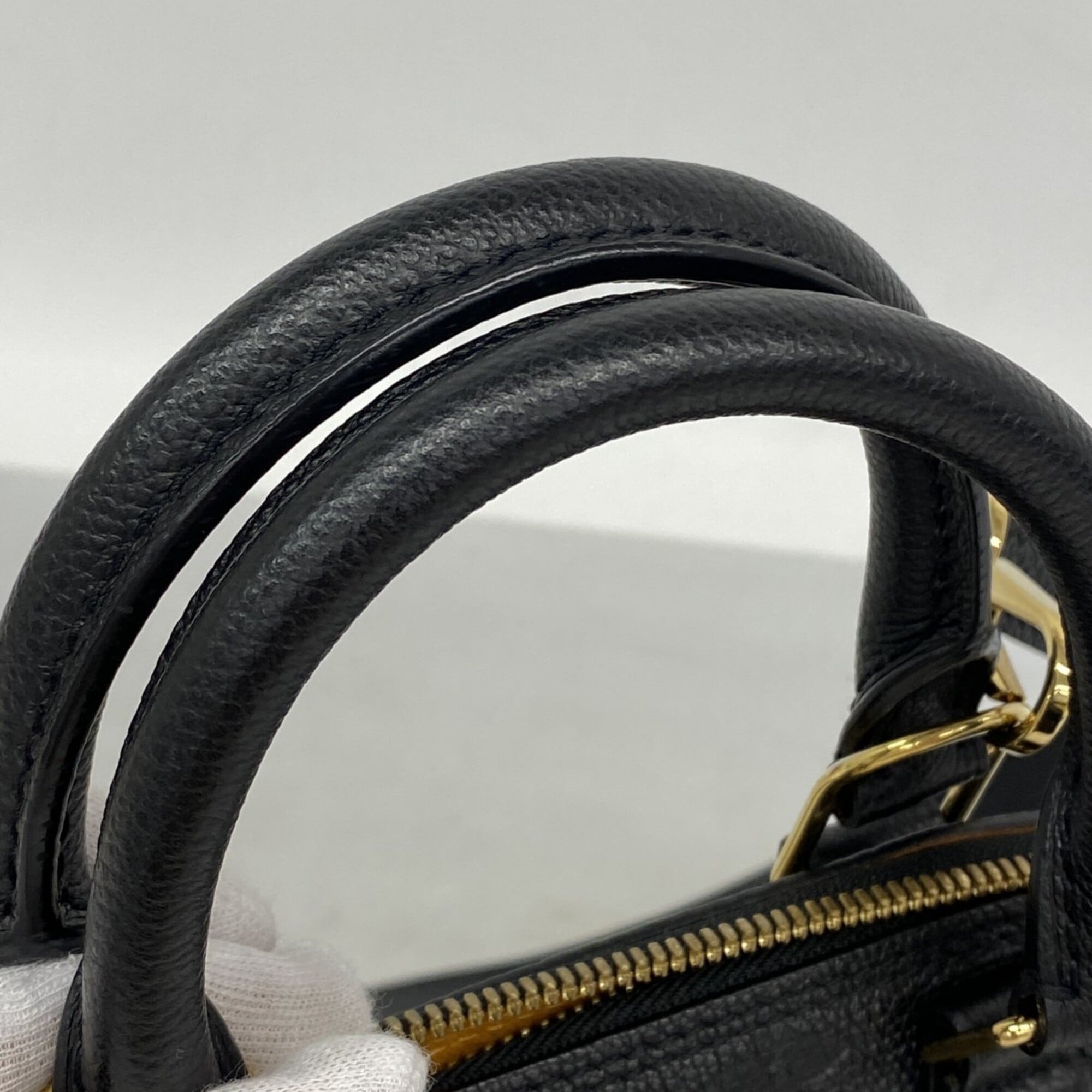 Louis Vuitton Noir Handbag (Pre-Owned)