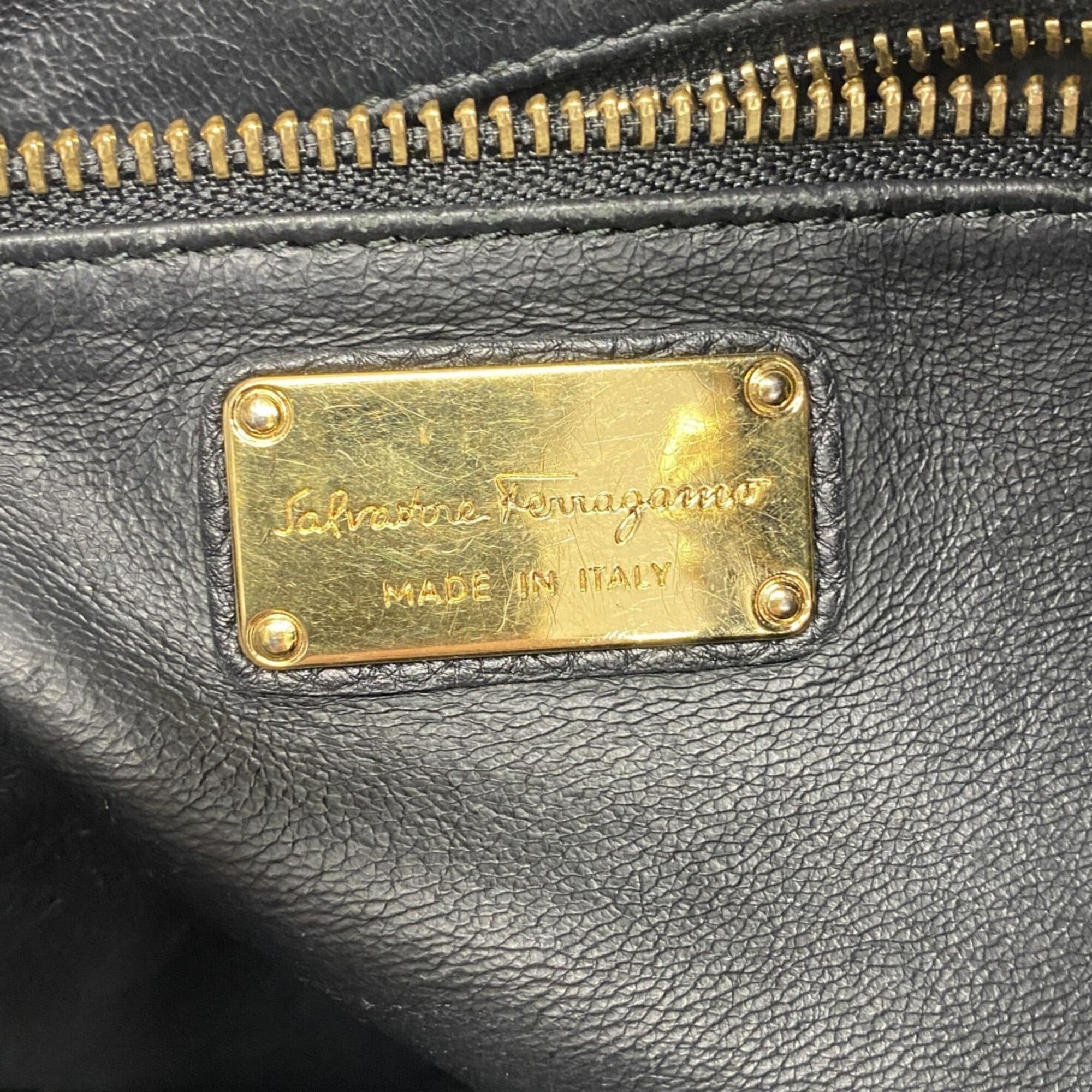 Salvatore Ferragamo Black Leather Shoulder Bag (Pre-Owned)