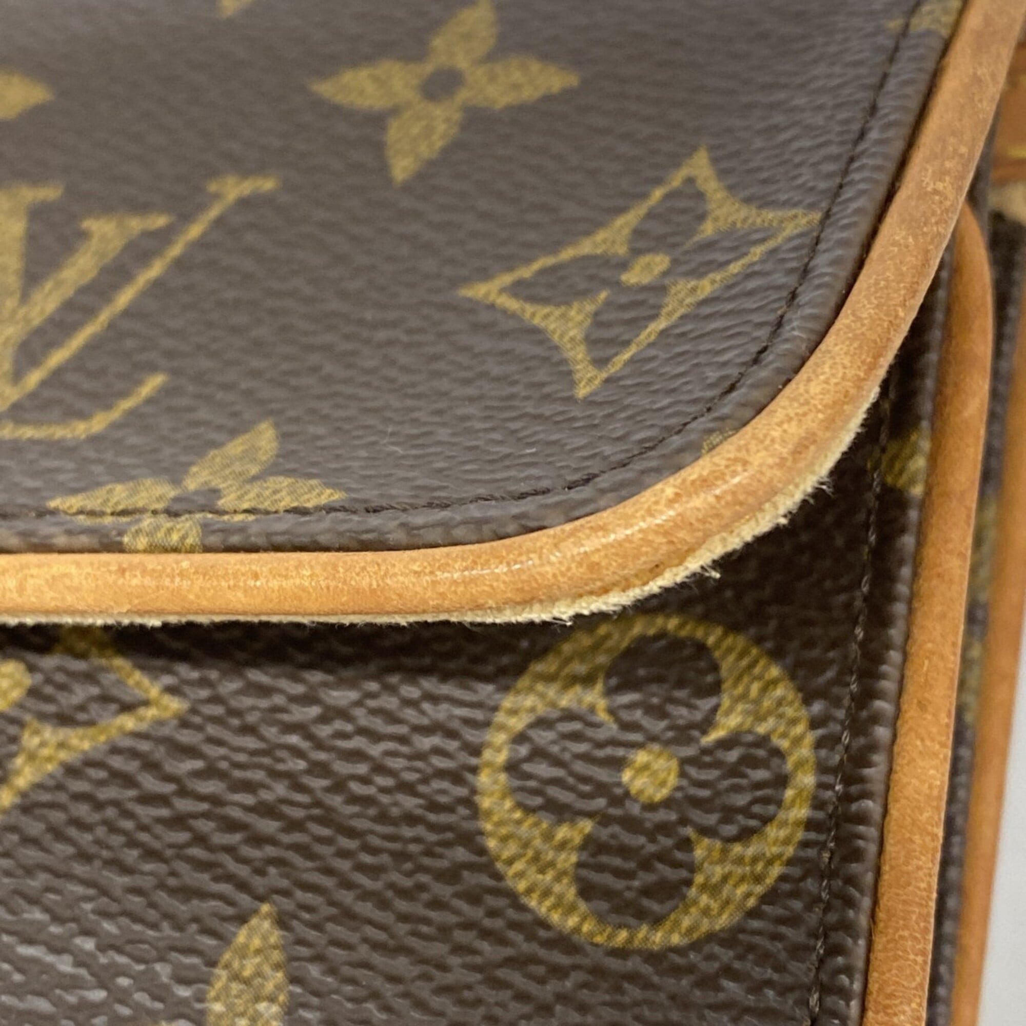 Louis Vuitton Brown Shoulder Bag (Pre-Owned)