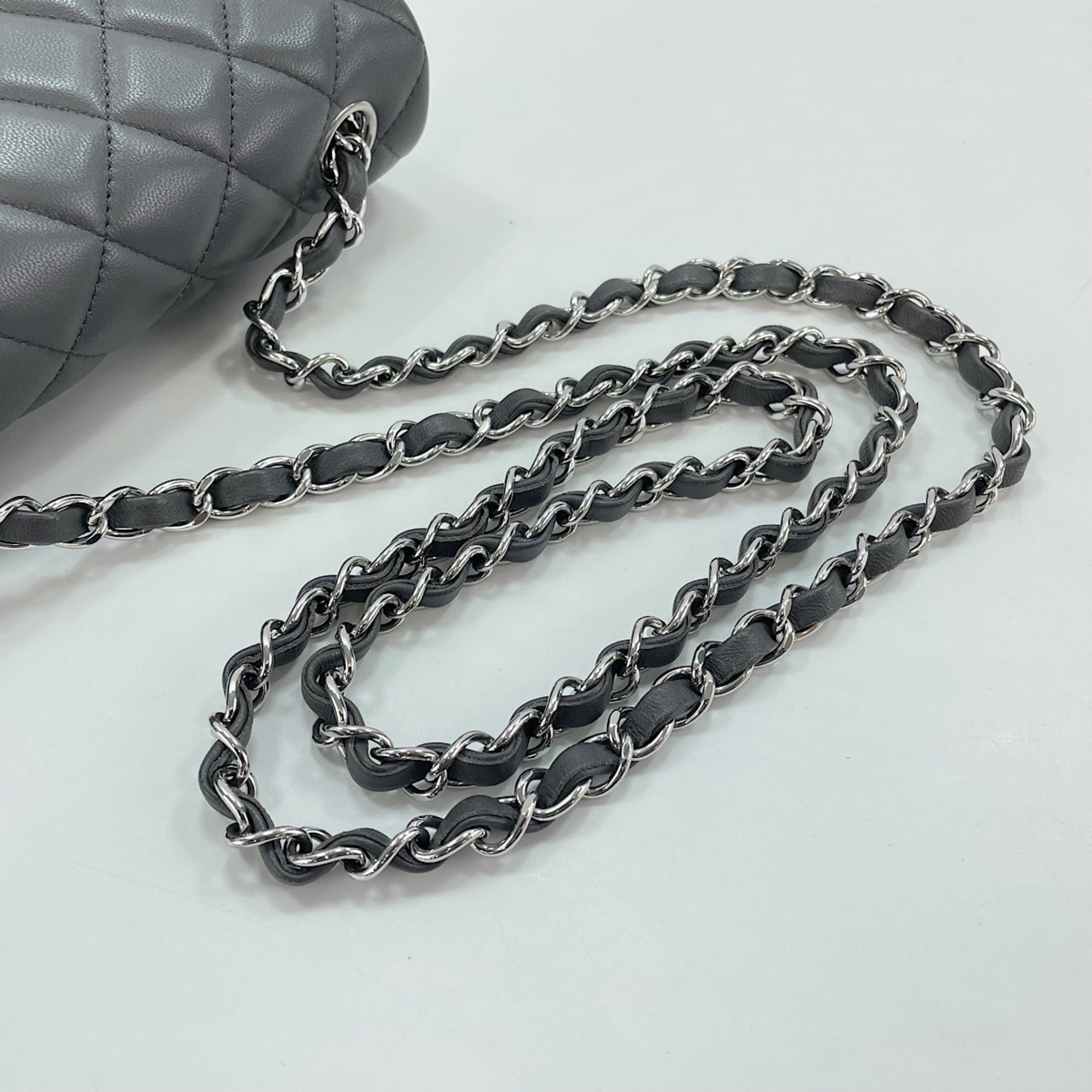 Chanel Gray Leather Shoulder Bag (Pre-Owned)