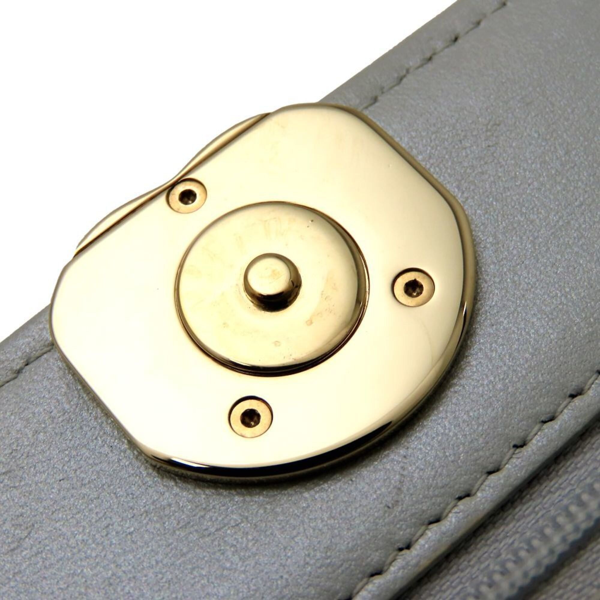 Chanel Light Gray Shoulder Bag (Pre-Owned)