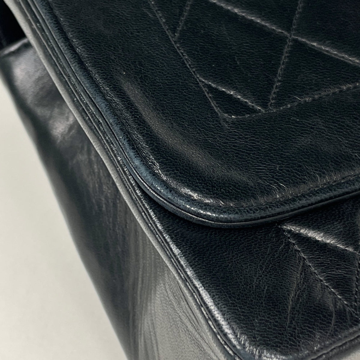 Chanel Black Leather Shoulder Bag (Pre-Owned)
