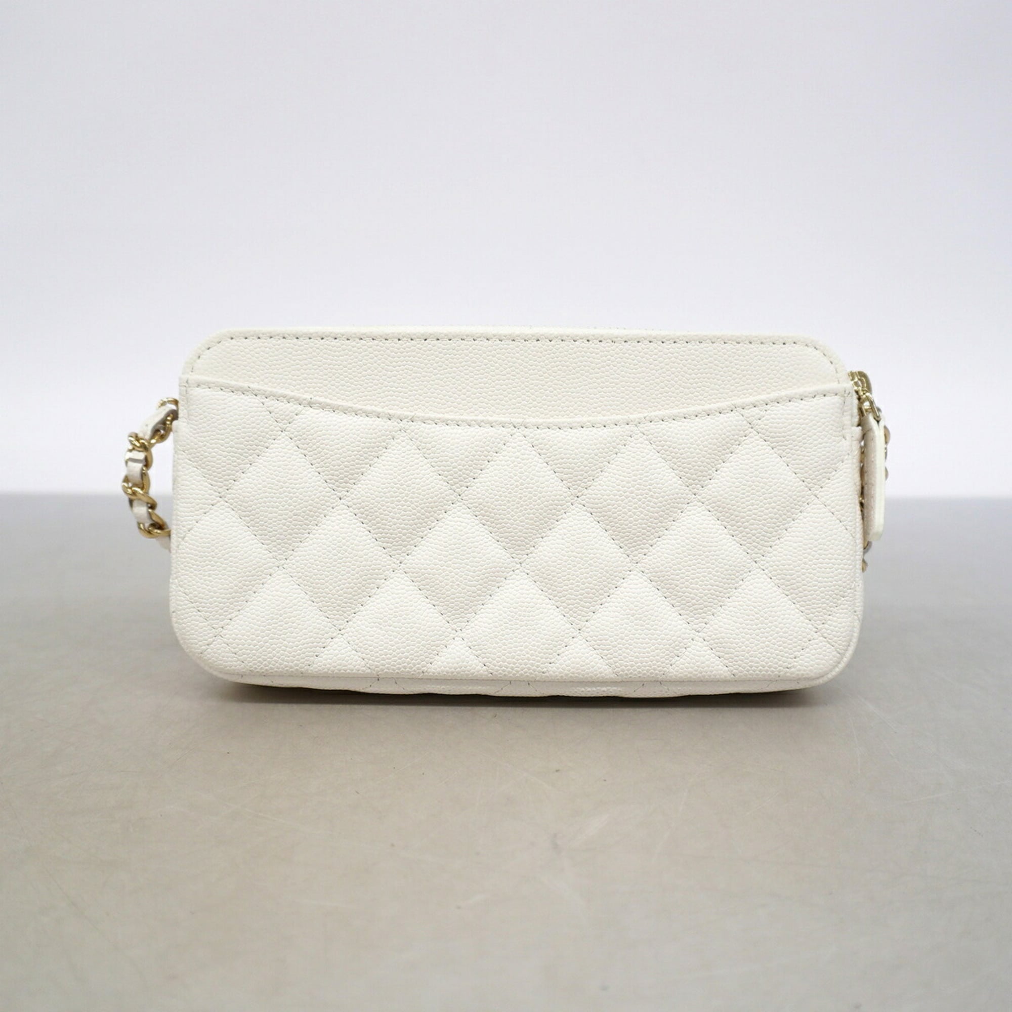 Chanel White Grained Calfskin Shoulder Bag (Pre-Owned)