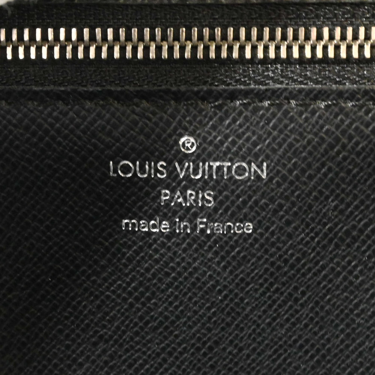 Louis Vuitton Black Taiga Leather Leather Handbag (Pre-Owned)