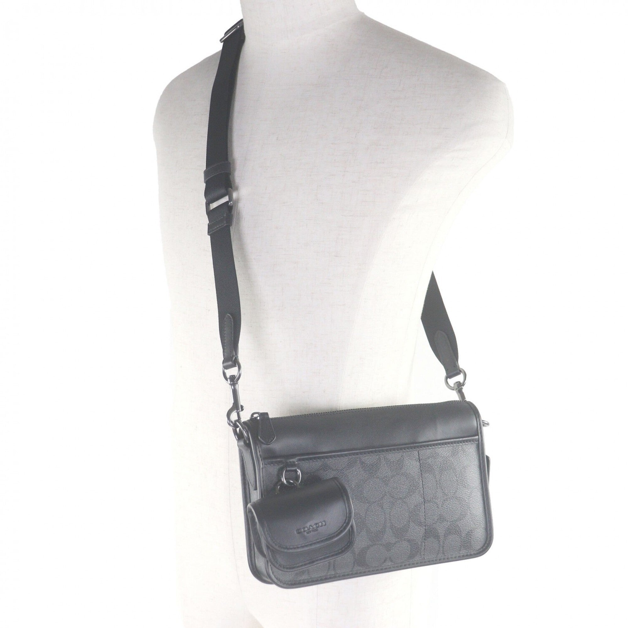 Coach Black Leather Pouch Shoulder Bag (Pre-Owned)