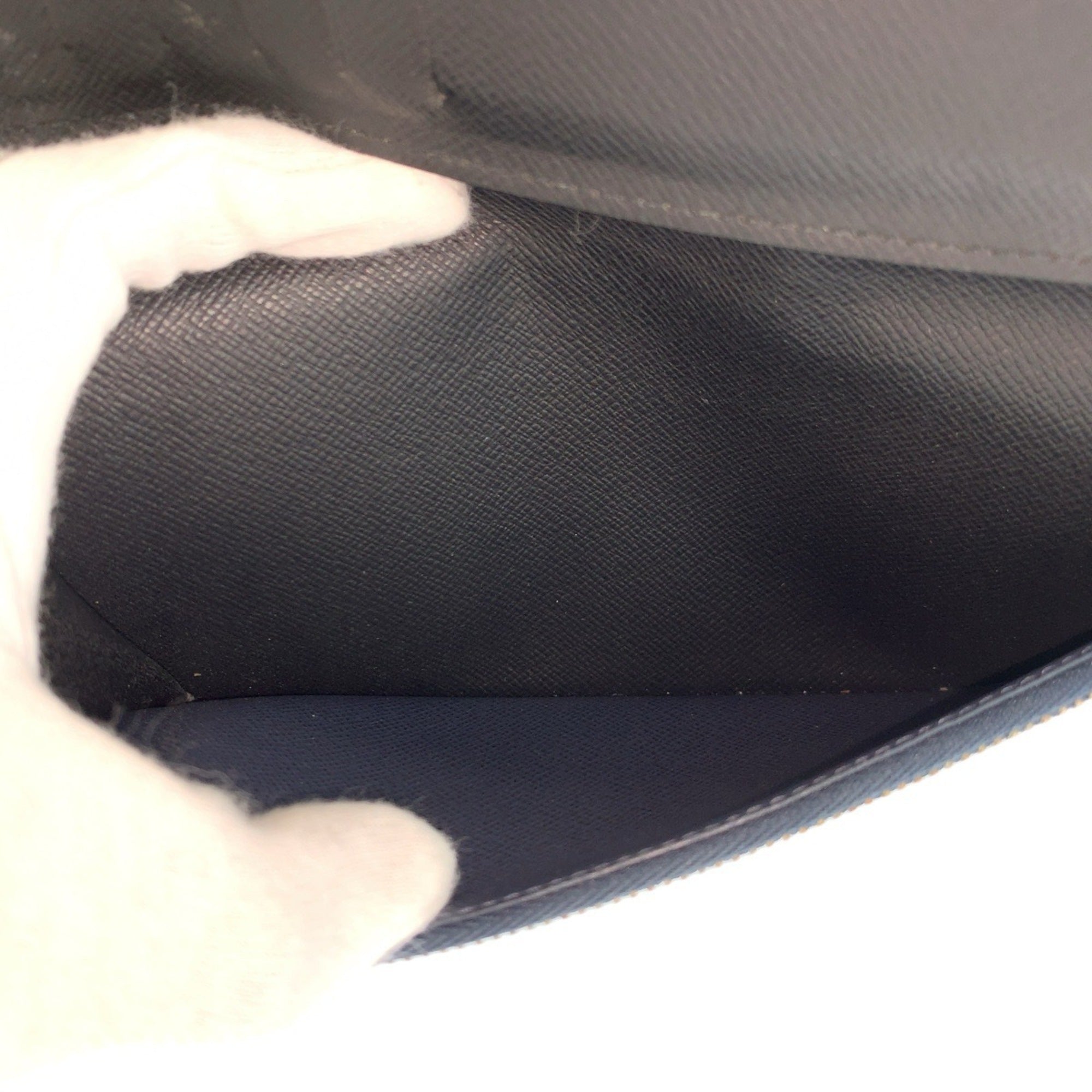 Louis Vuitton Black Navy Noir Taiga Leather Long Wallet (Bi-Fold) (Pre-Owned)