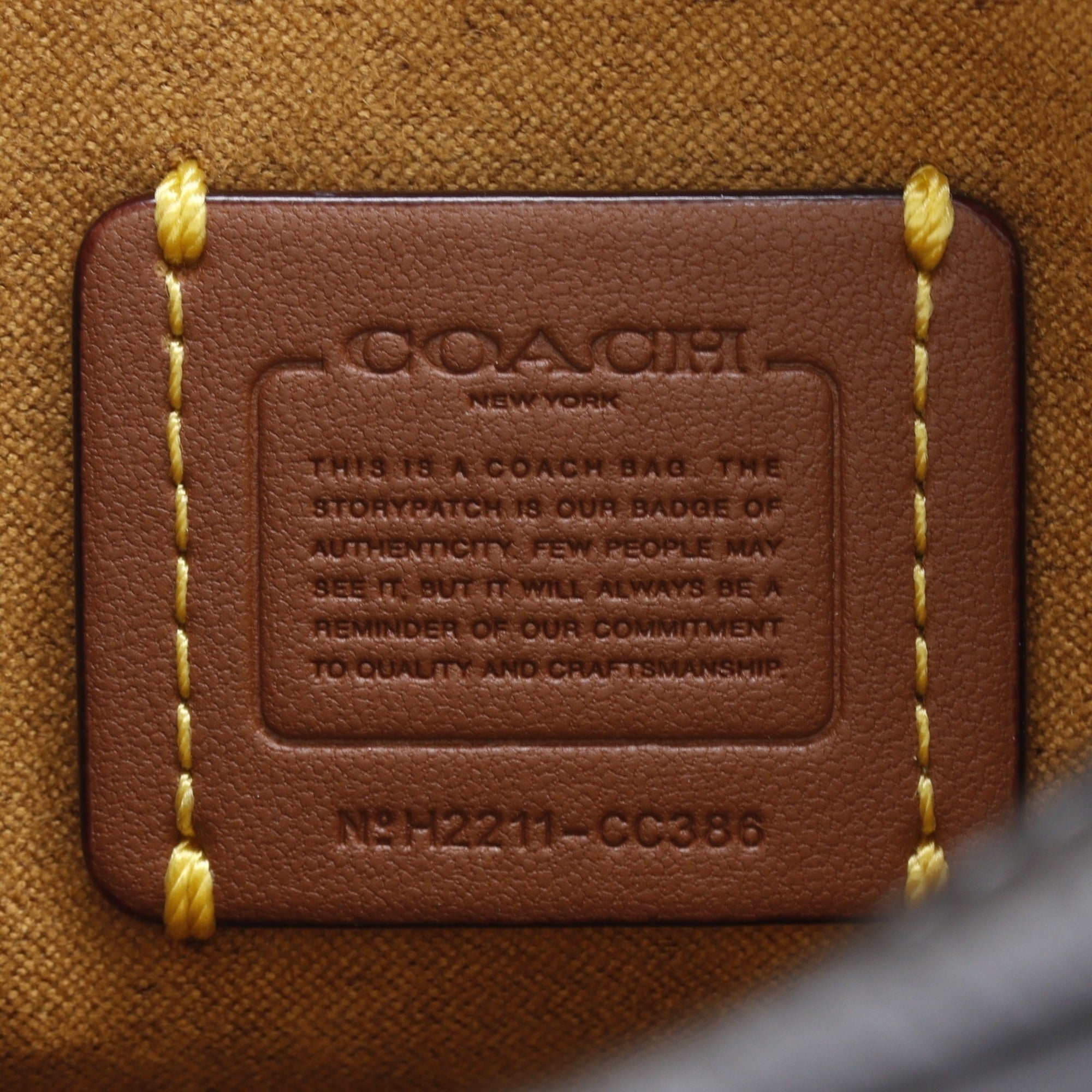 Coach Black Leather Shoulder Bag (Pre-Owned)