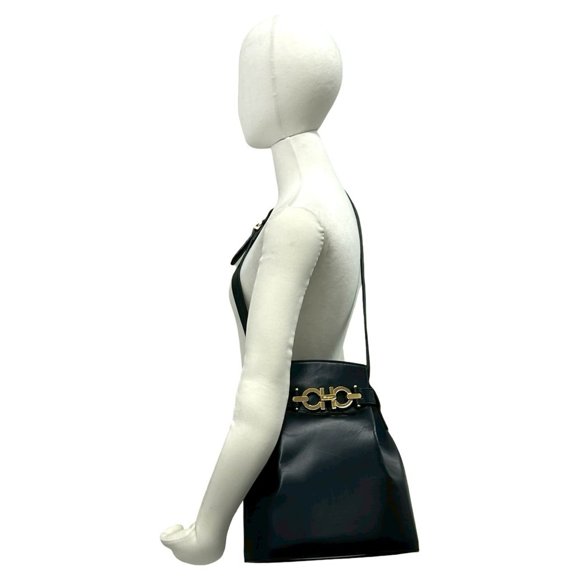 Salvatore Ferragamo Black Leather Shoulder Bag (Pre-Owned)