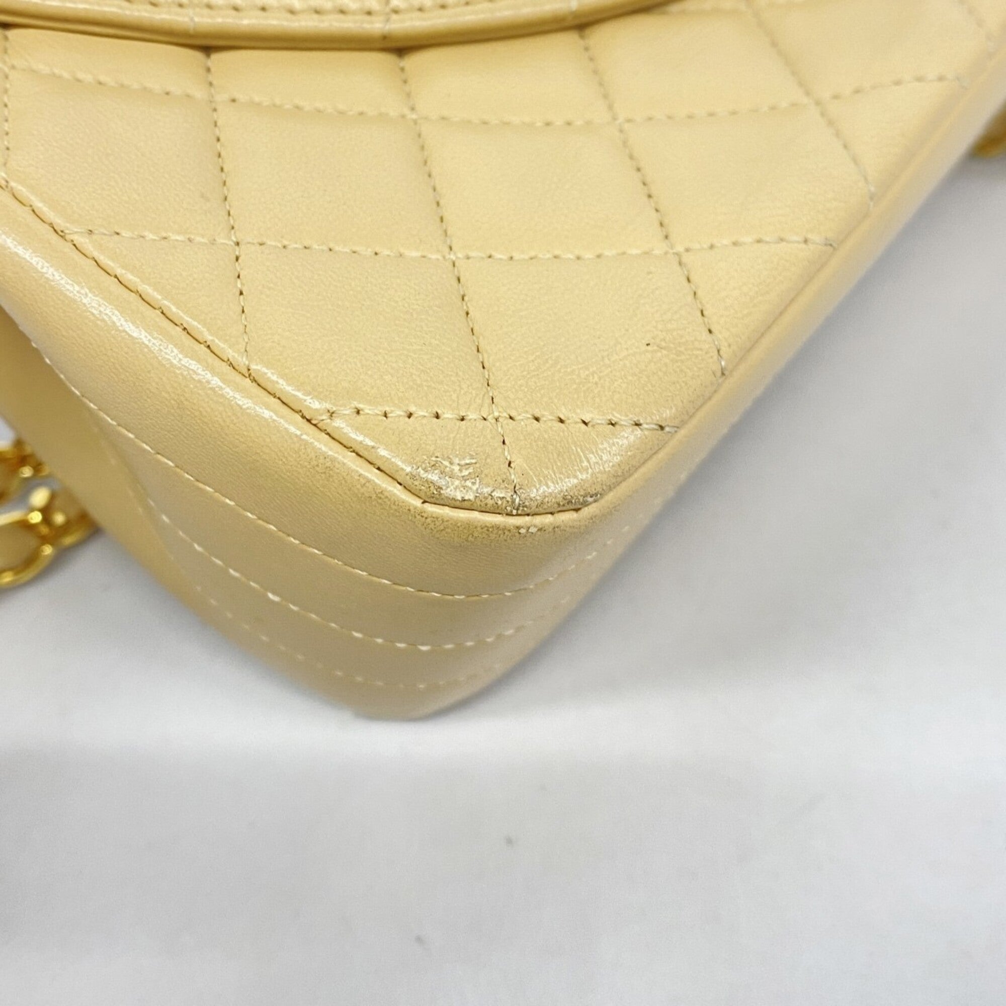 Chanel Beige Leather Shoulder Bag (Pre-Owned)