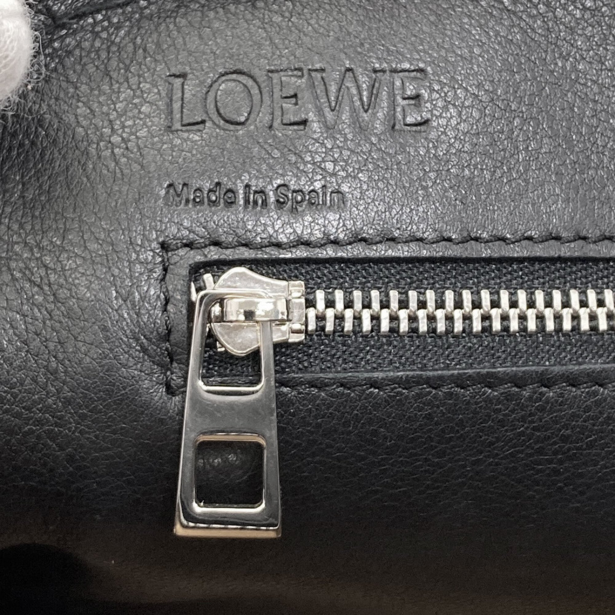 Loewe Black Leather Handbag (Pre-Owned)