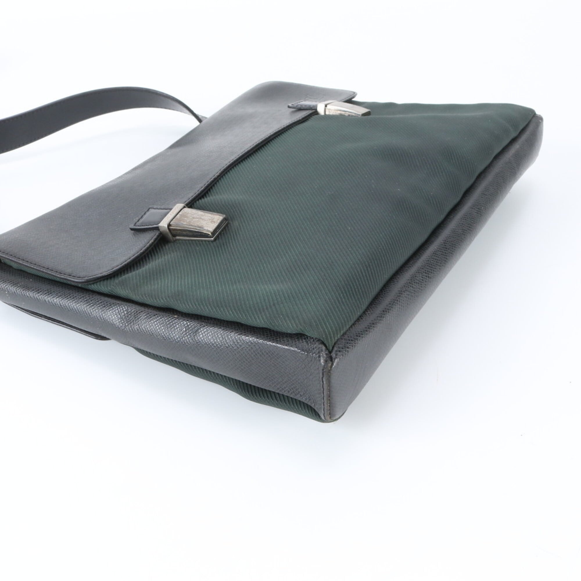 Louis Vuitton Taiga Ardoise Taiga Leather Shoulder Bag (Pre-Owned)