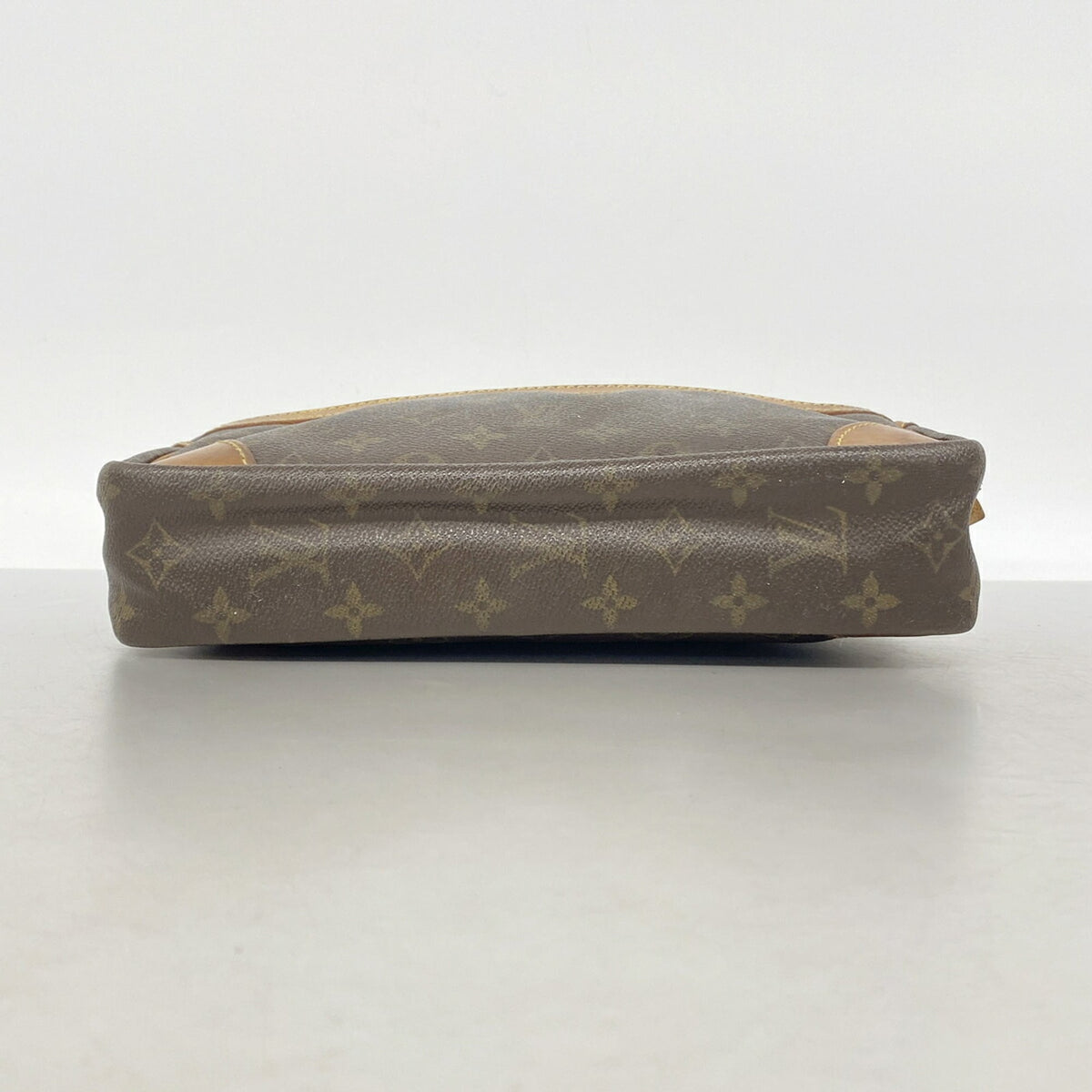 Louis Vuitton Brown Clutch Bag (Pre-Owned)
