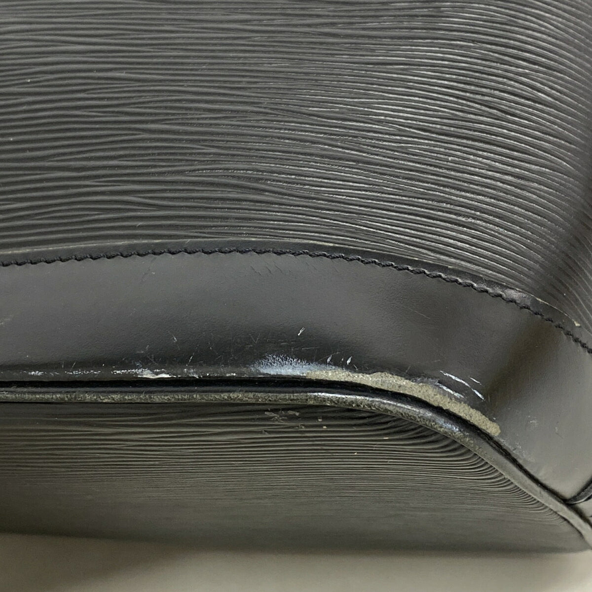Louis Vuitton Noir Handbag (Pre-Owned)