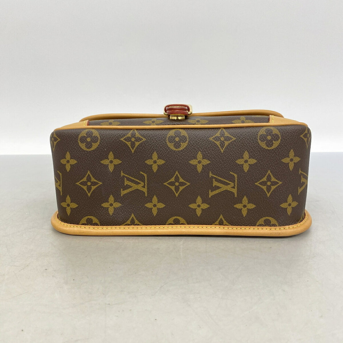 Louis Vuitton Noir Handbag (Pre-Owned)