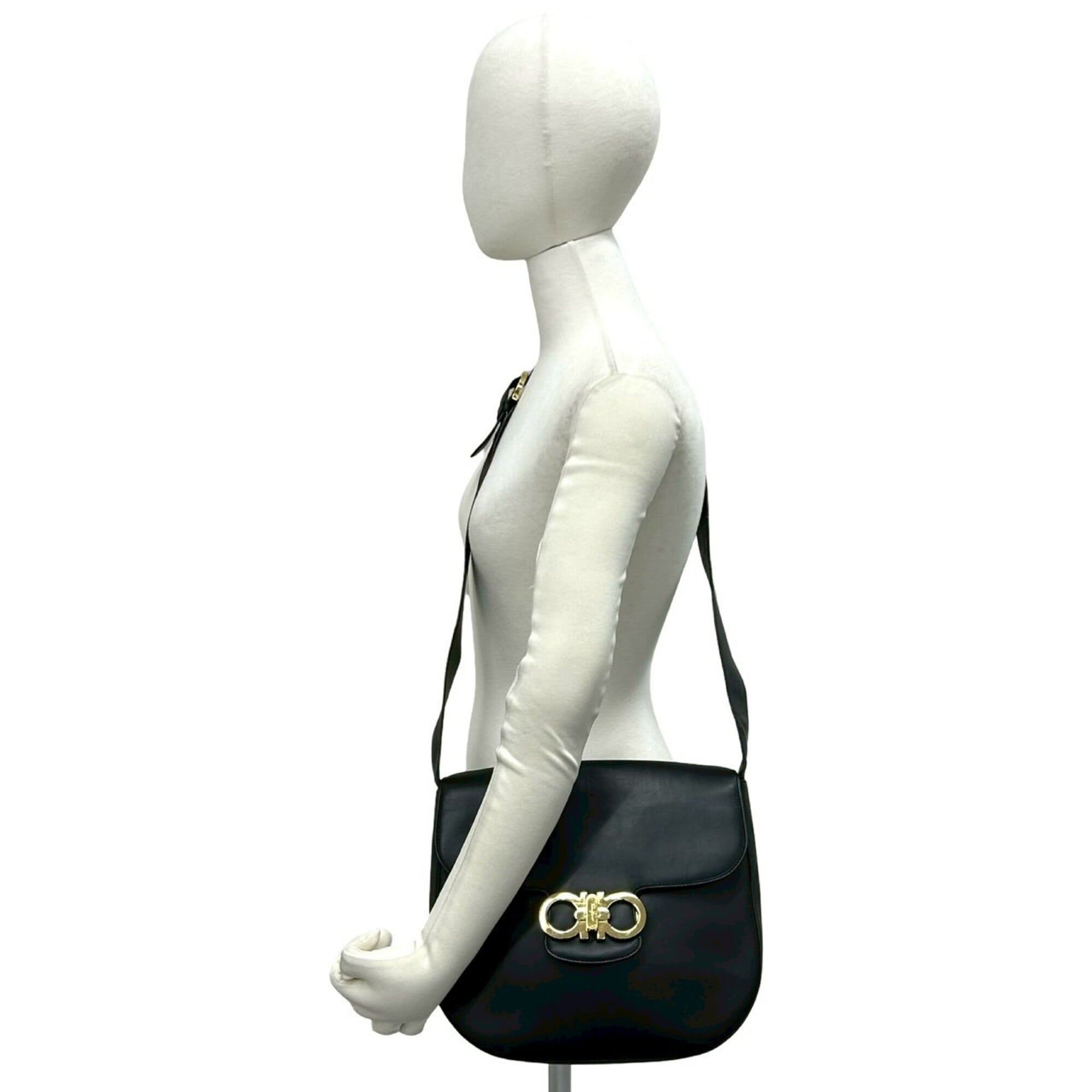 Salvatore Ferragamo Black Leather Pochette Shoulder Bag (Pre-Owned)