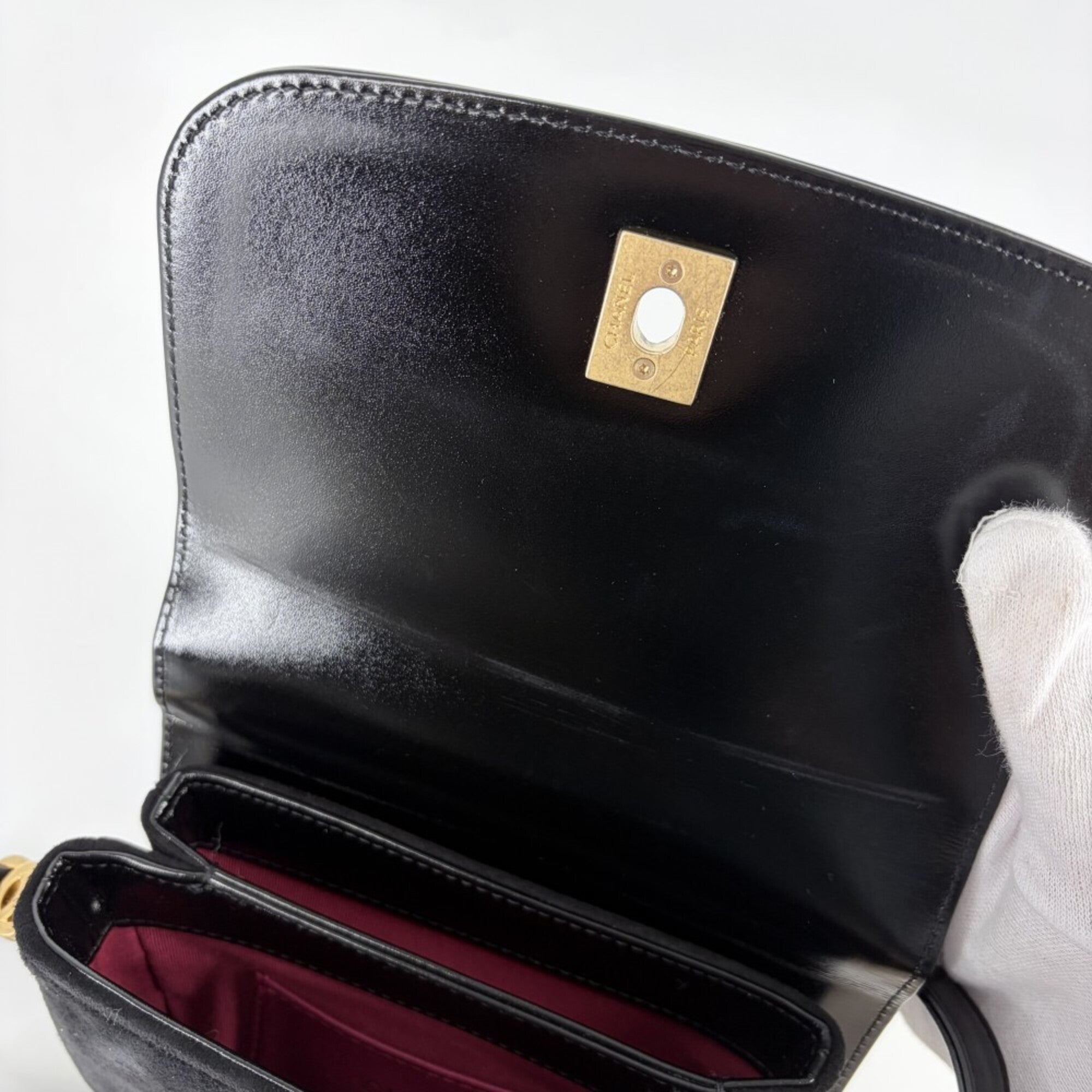 Chanel Black Leather Shoulder Bag (Pre-Owned)