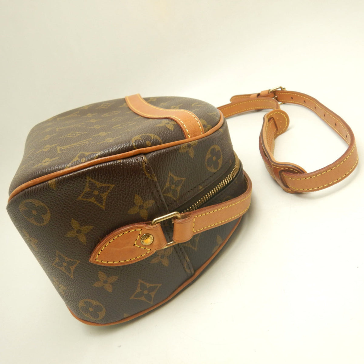 Louis Vuitton Brown Monogram Canvas Shoulder Bag (Pre-Owned)