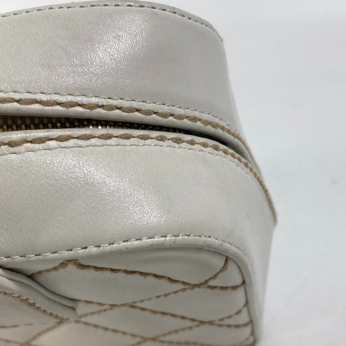 Chanel White Leather Handbag (Pre-Owned)