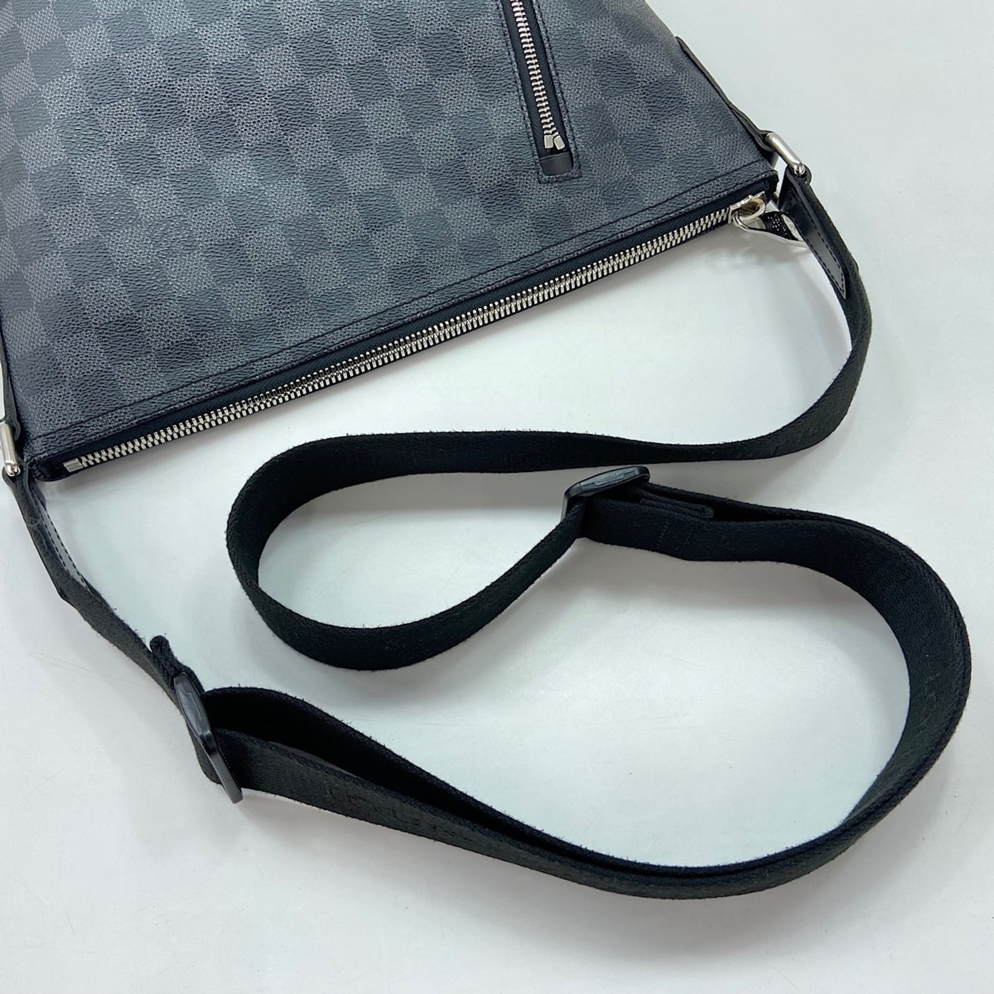 Louis Vuitton Black Shoulder Bag (Pre-Owned)