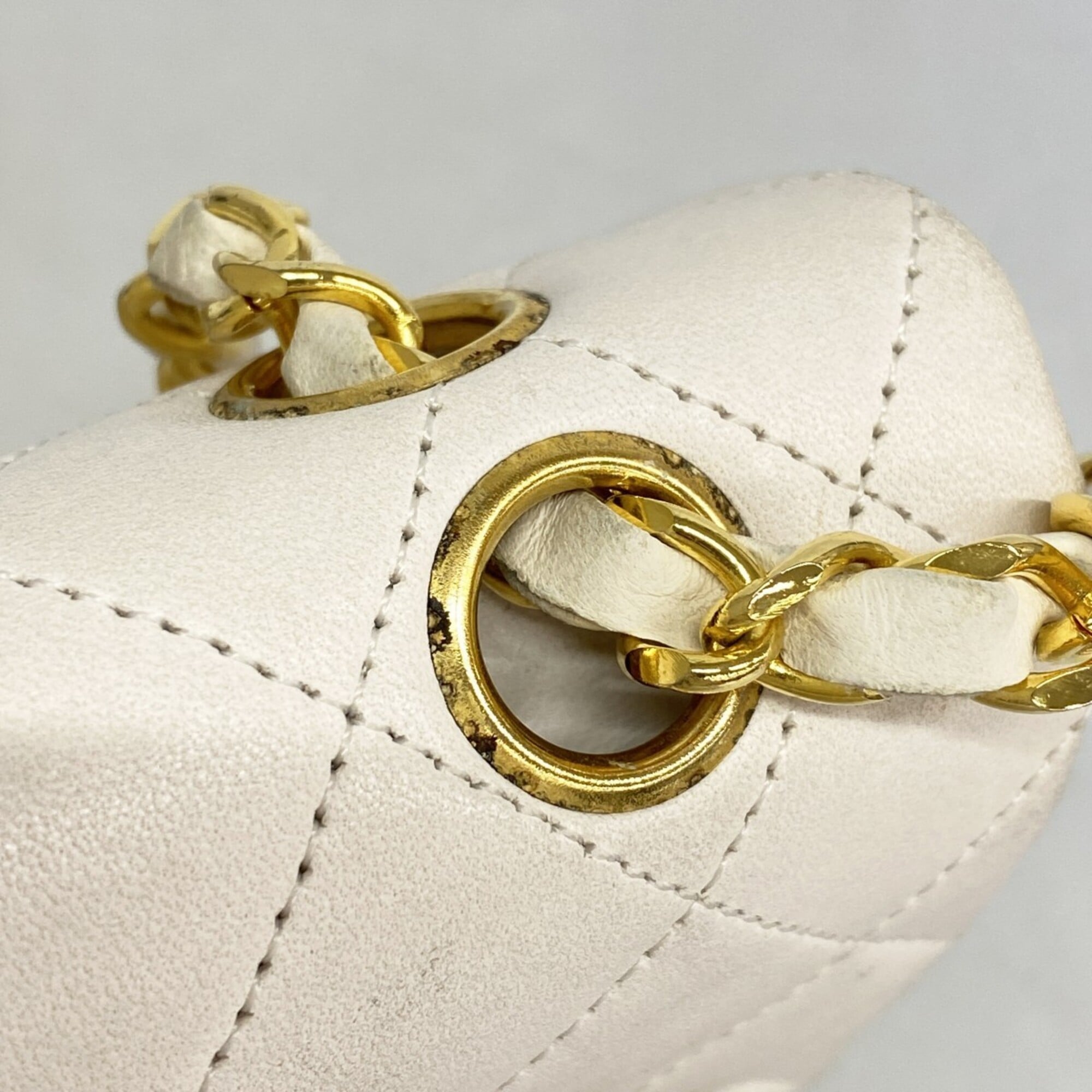 Chanel White Leather Shoulder Bag (Pre-Owned)