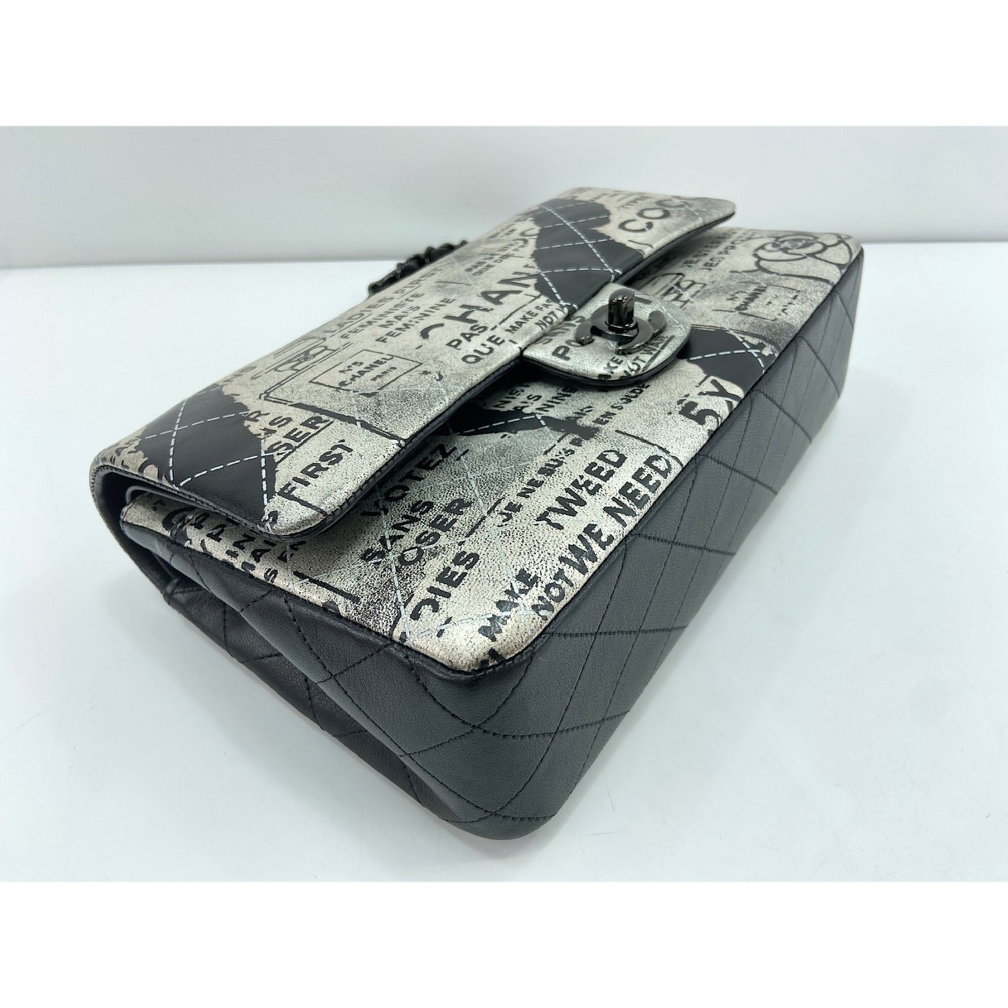 Chanel Black Shoulder Bag (Pre-Owned)