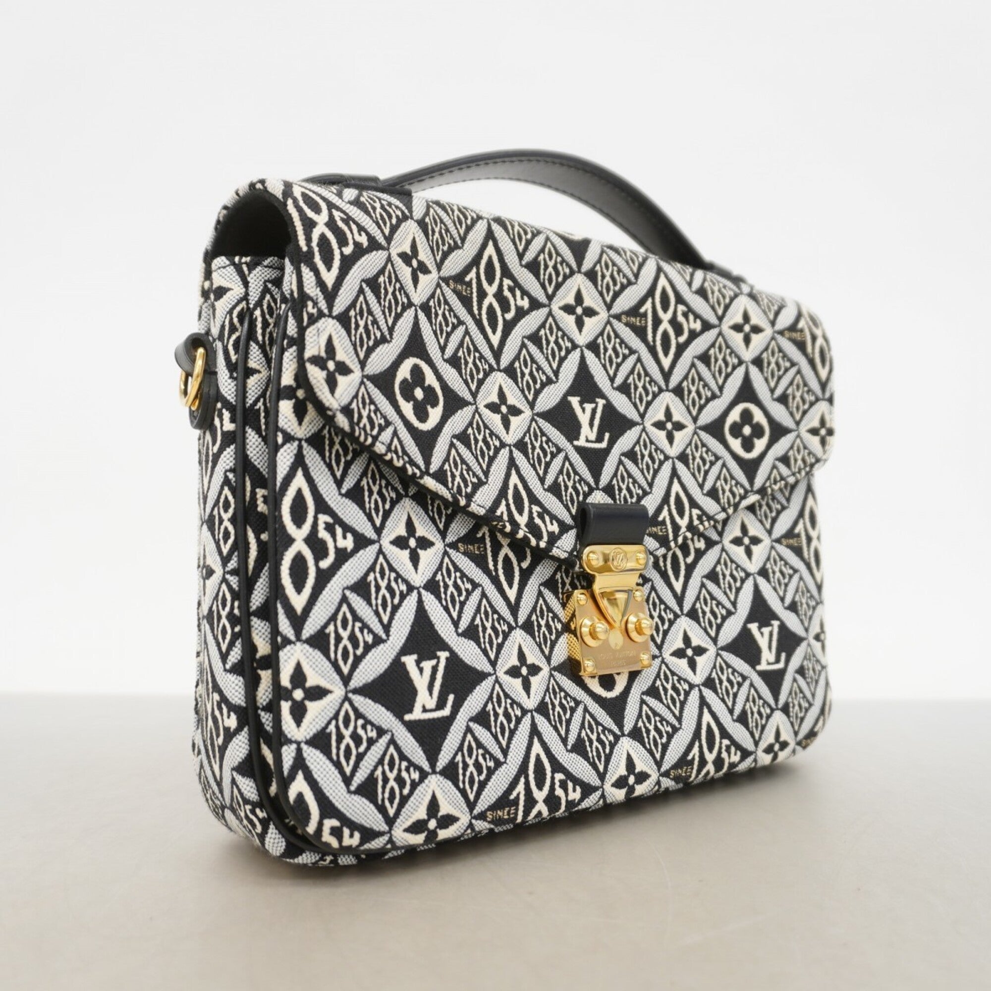 Louis Vuitton Black Handbag (Pre-Owned)