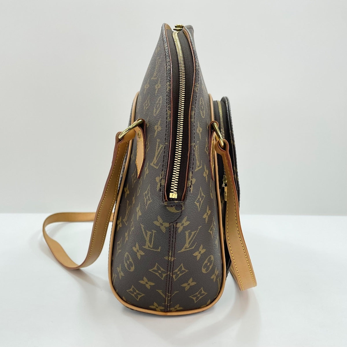 Louis Vuitton Brown Shoulder Bag (Pre-Owned)