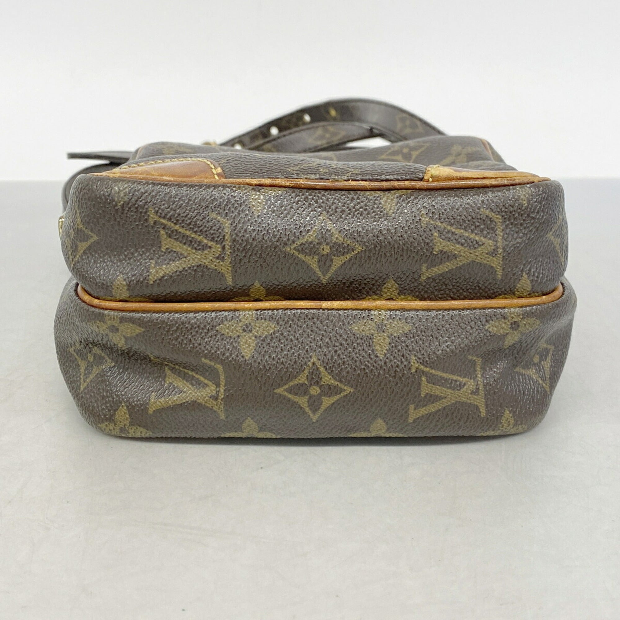Louis Vuitton Brown Shoulder Bag (Pre-Owned)