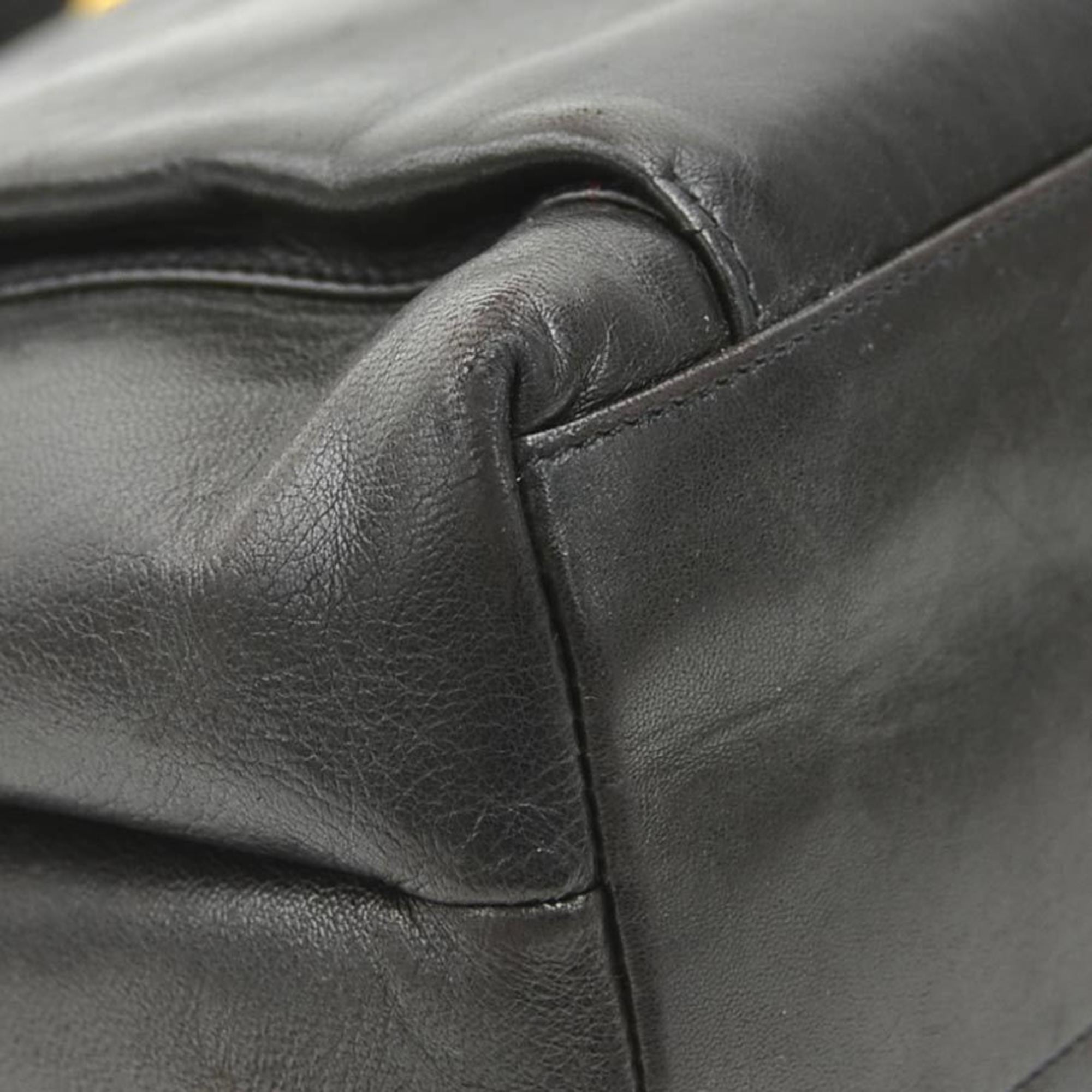 Chanel Black Leather Shoulder Bag (Pre-Owned)