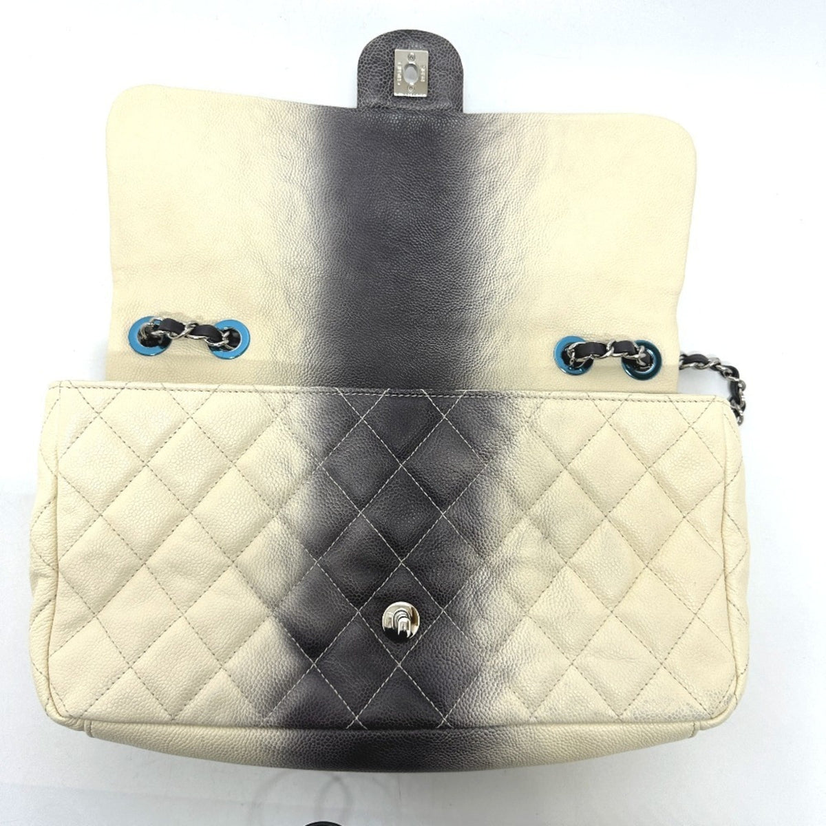Chanel White Grained Calfskin Shoulder Bag (Pre-Owned)