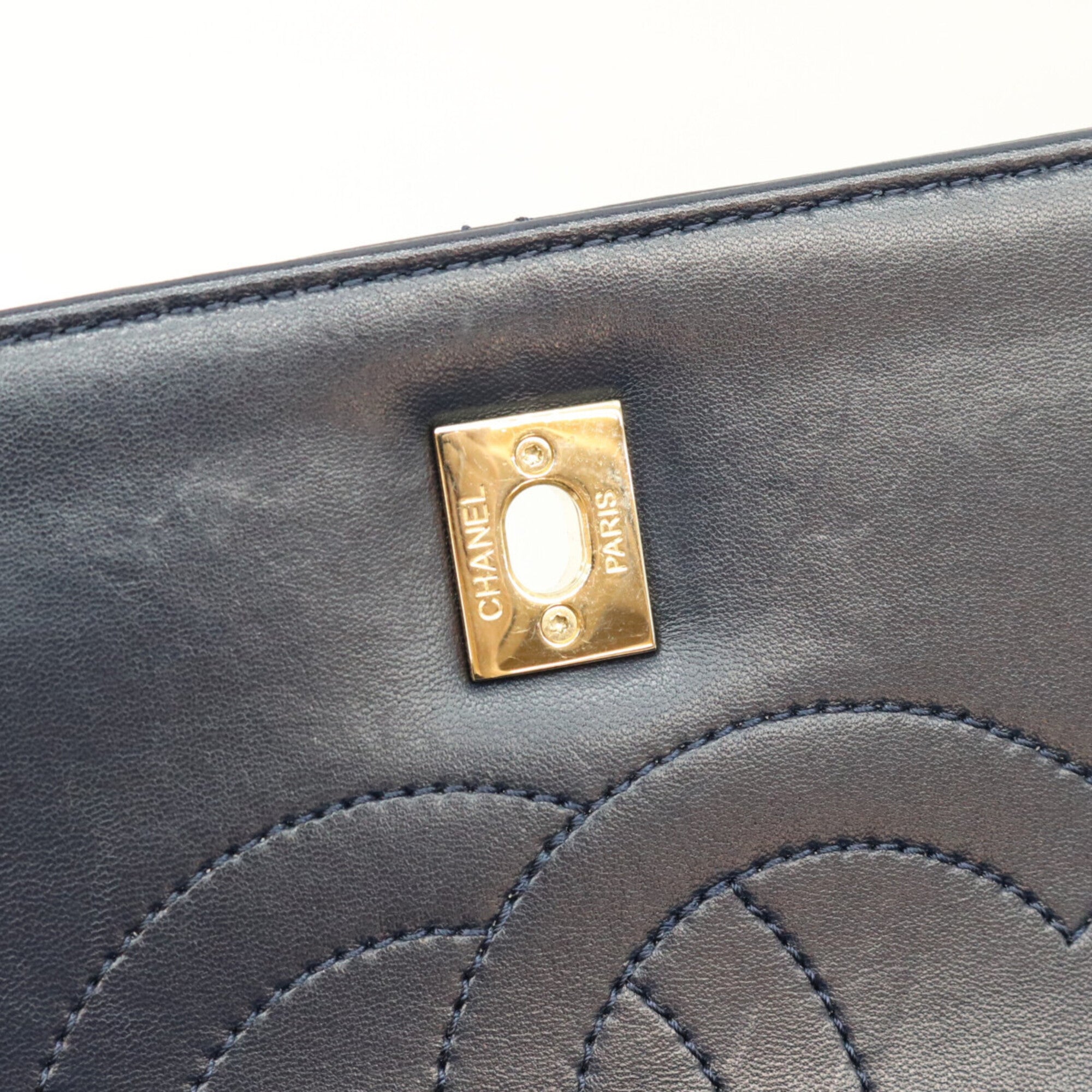 Chanel Black Leather Shoulder Bag (Pre-Owned)