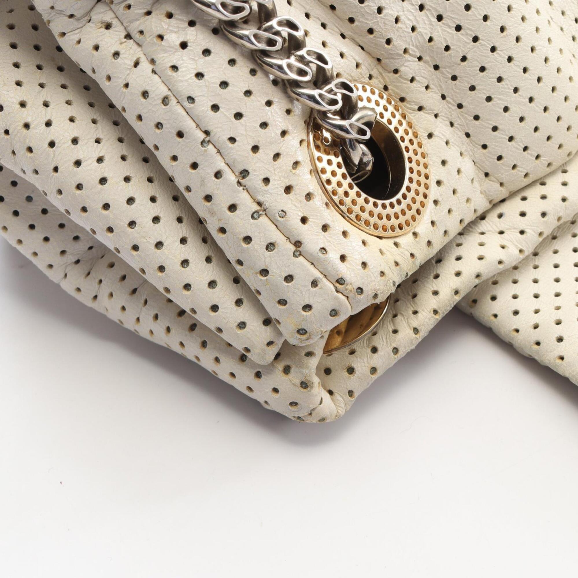 Chanel White Leather Handbag Shoulder Bag (Pre-Owned)