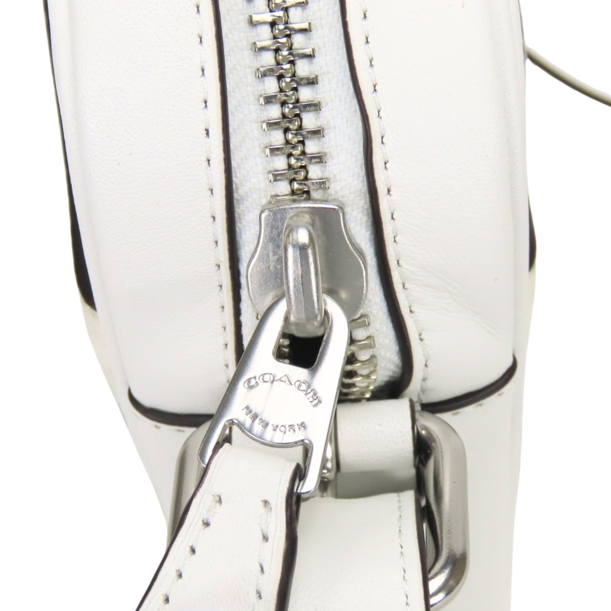 Coach Signature White Leather Shoulder Bag (Pre-Owned)