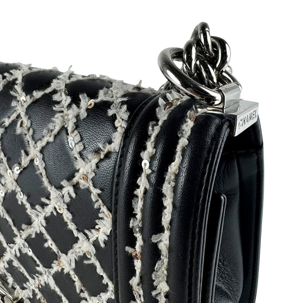 Chanel Black White Leather Shoulder Bag (Pre-Owned)