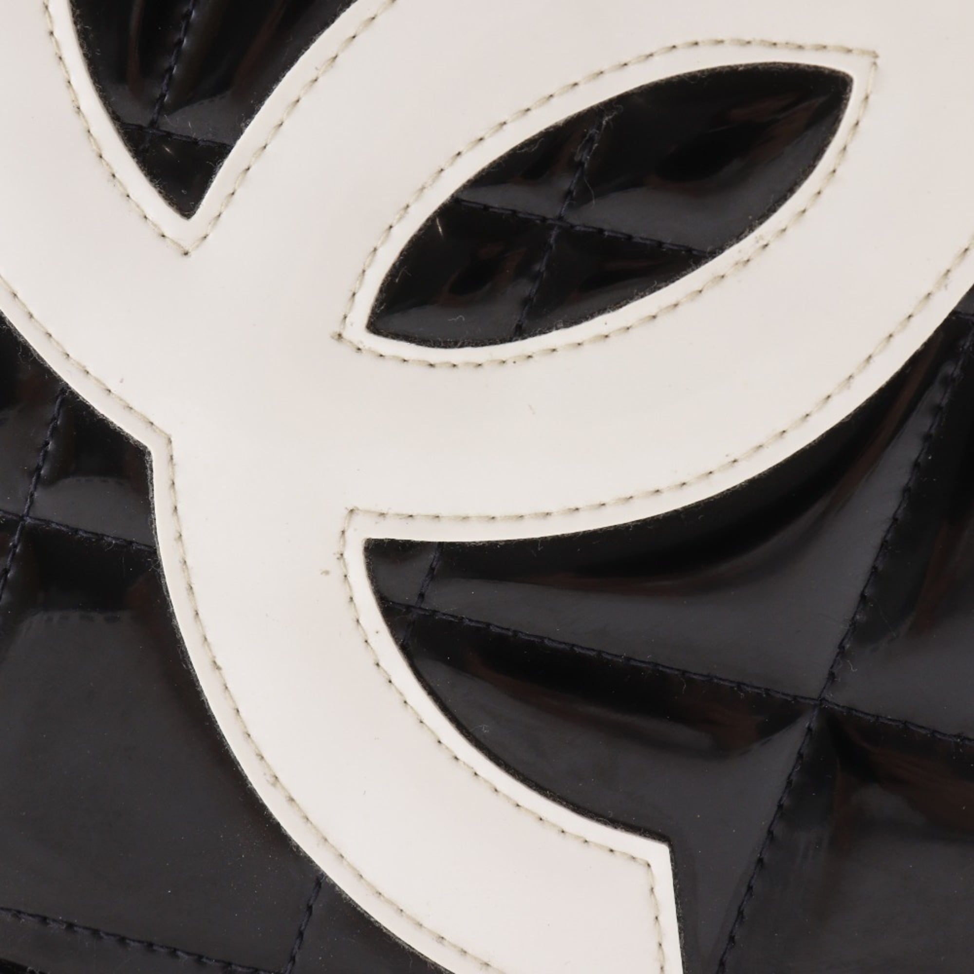 Chanel Black Patent Leather Leather Handbag (Pre-Owned)