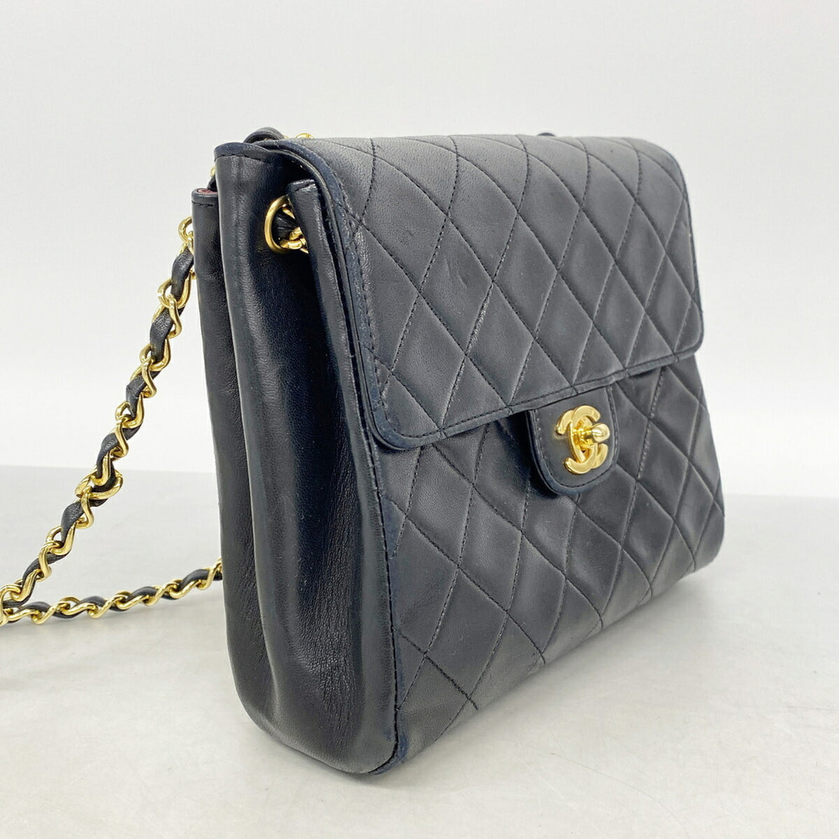 Chanel Black Leather Shoulder Bag (Pre-Owned)