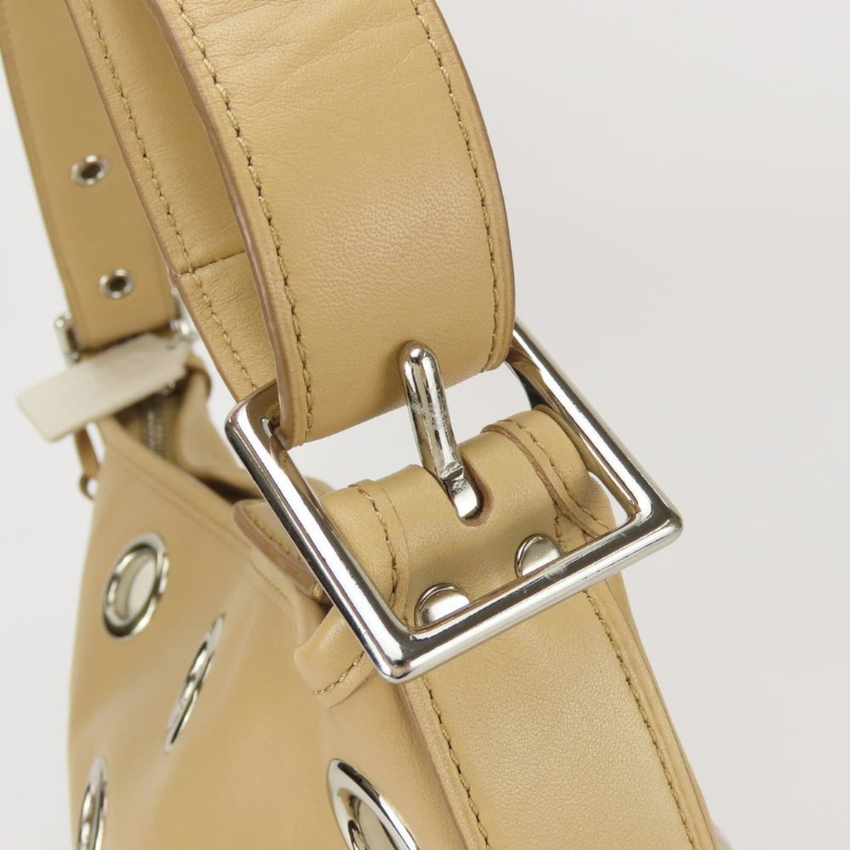 Coach Beige Leather Shoulder Bag (Pre-Owned)
